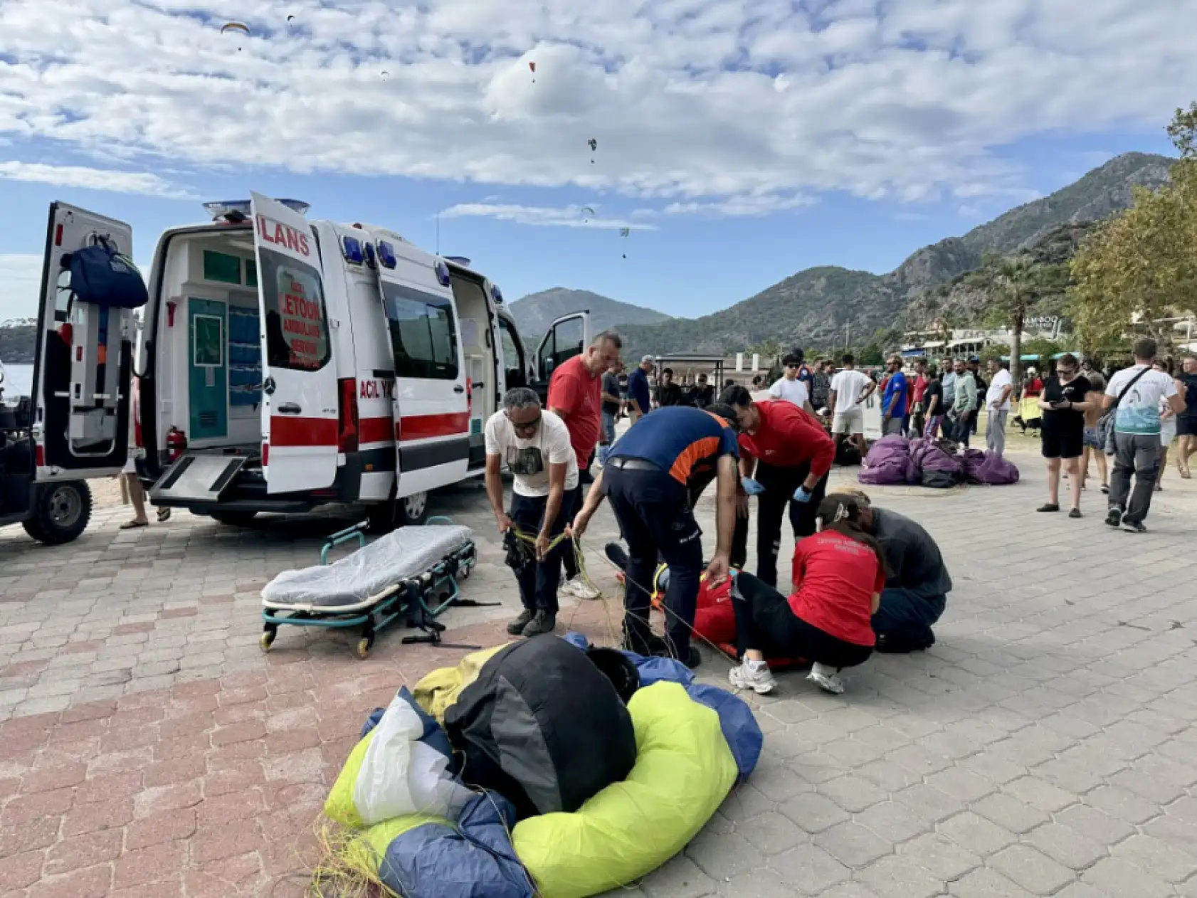 Fethiye'de iki yamaç paraşütünün çarpışması sonucu 3 kişi yaralandı