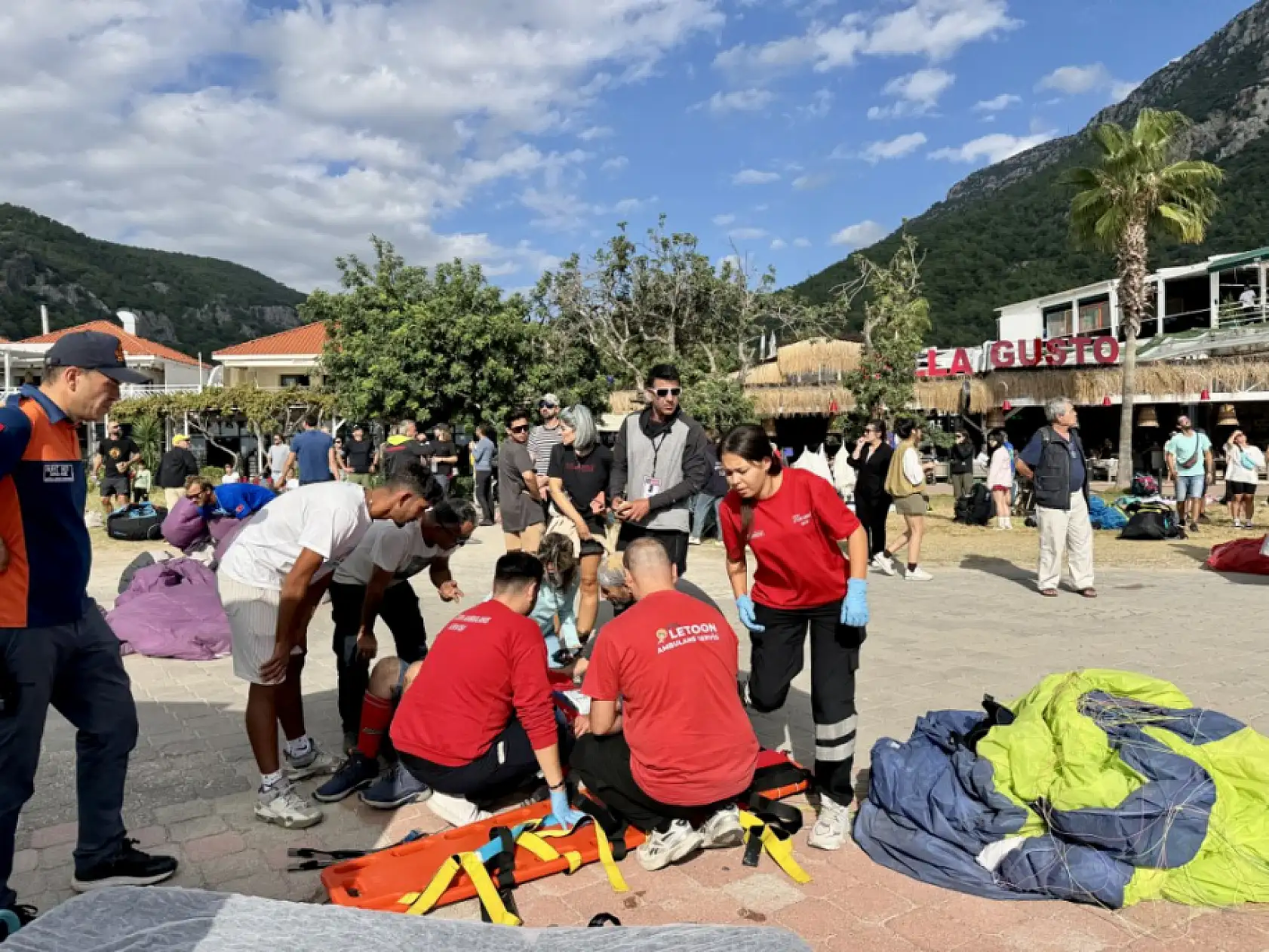 Fethiye'de iki yamaç paraşütünün çarpışması sonucu 3 kişi yaralandı