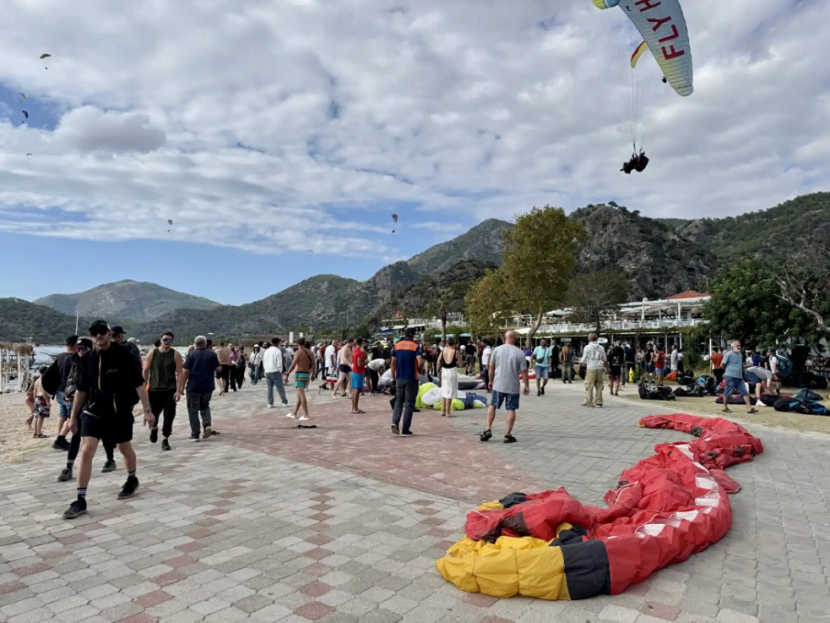 Fethiye'de iki yamaç paraşütünün çarpışması sonucu 3 kişi yaralandı