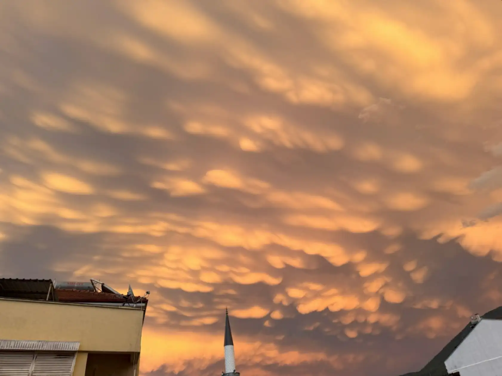 Fethiye'de sağanağın ardından gökyüzünde 'Mammatus Bulutları' görüldü
