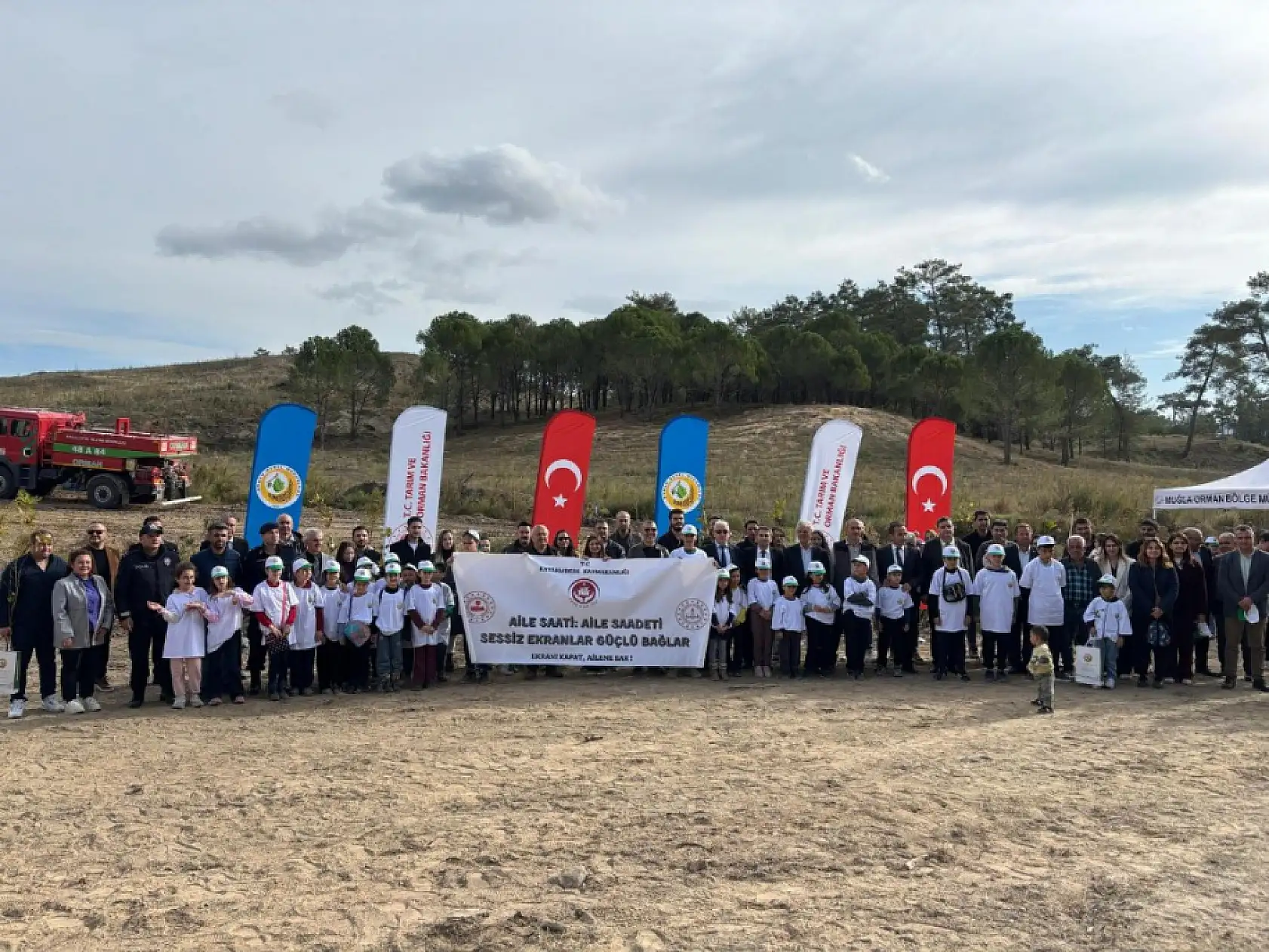 Muğla'da 11.11'de 11 çift, 'Ailem Bir Fidan' diyerek 11 çınar fidanı dikti