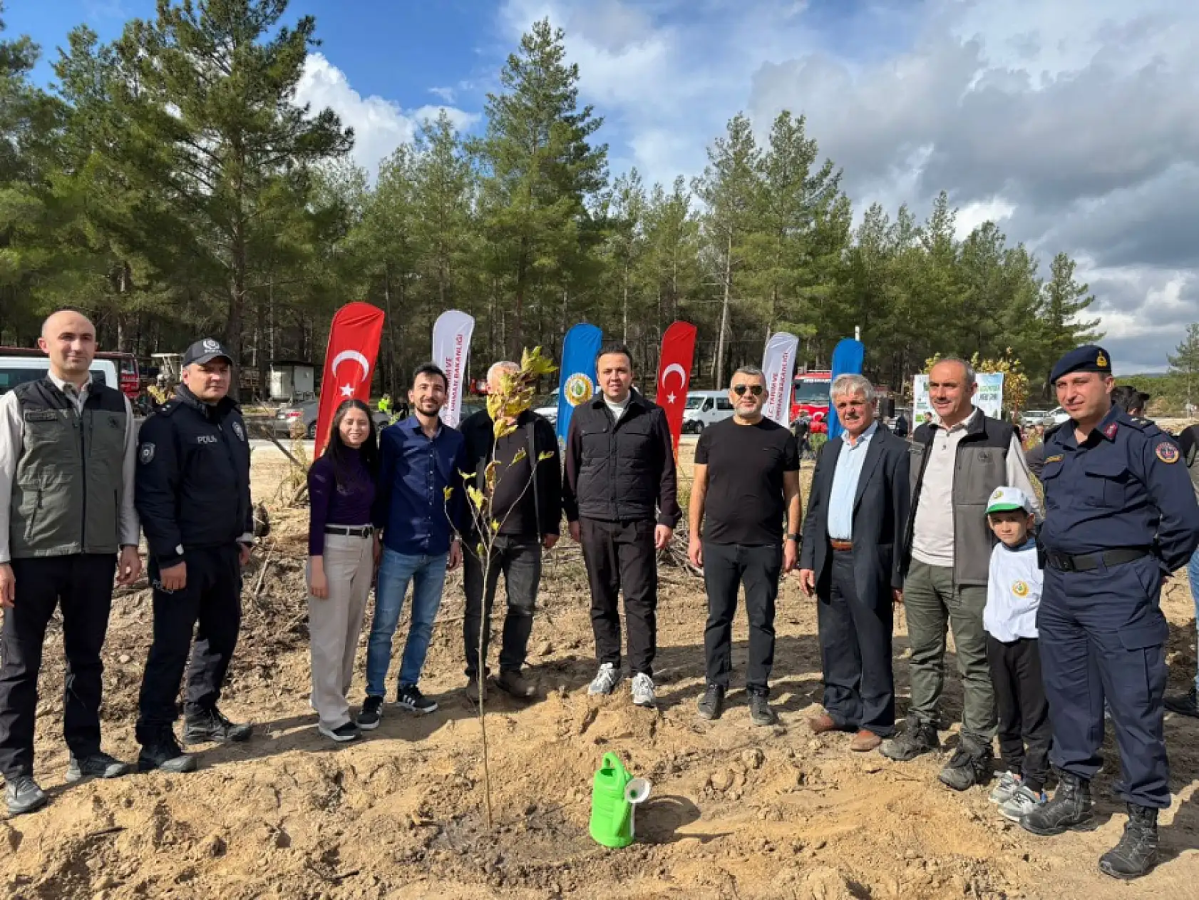 Muğla'da 11.11'de 11 çift, 'Ailem Bir Fidan' diyerek 11 çınar fidanı dikti