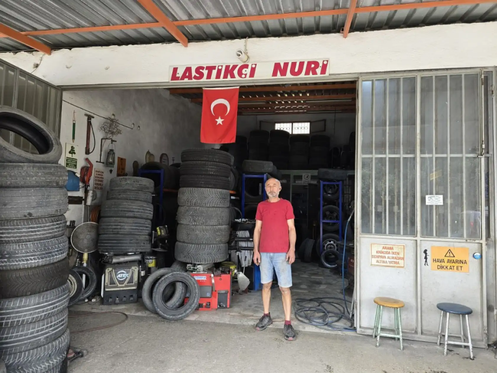 Muğla'da bir tamirci lastiklerden çıkan parçaları koleksiyon olarak saklıyor