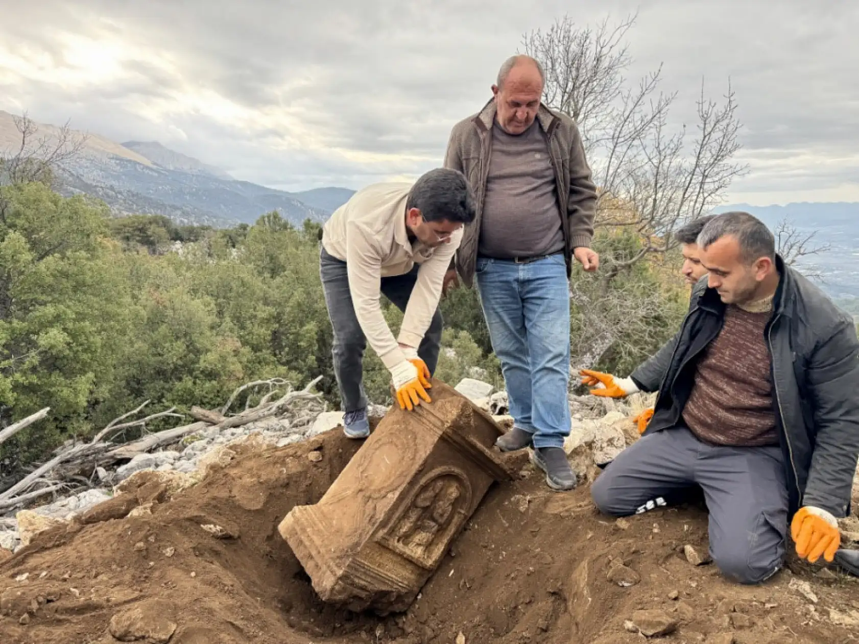 Muğla'da keçi çobanının bulduğu insan figürlü mezar steli korumaya alındı