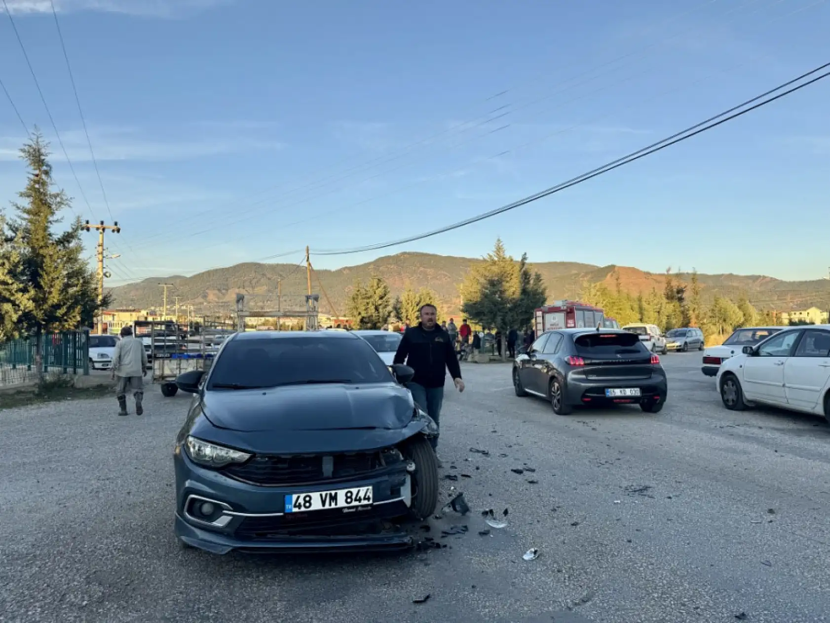 Fethiye'de iki otomobilin çarpıştığı kazada 5 kişi yaralandı