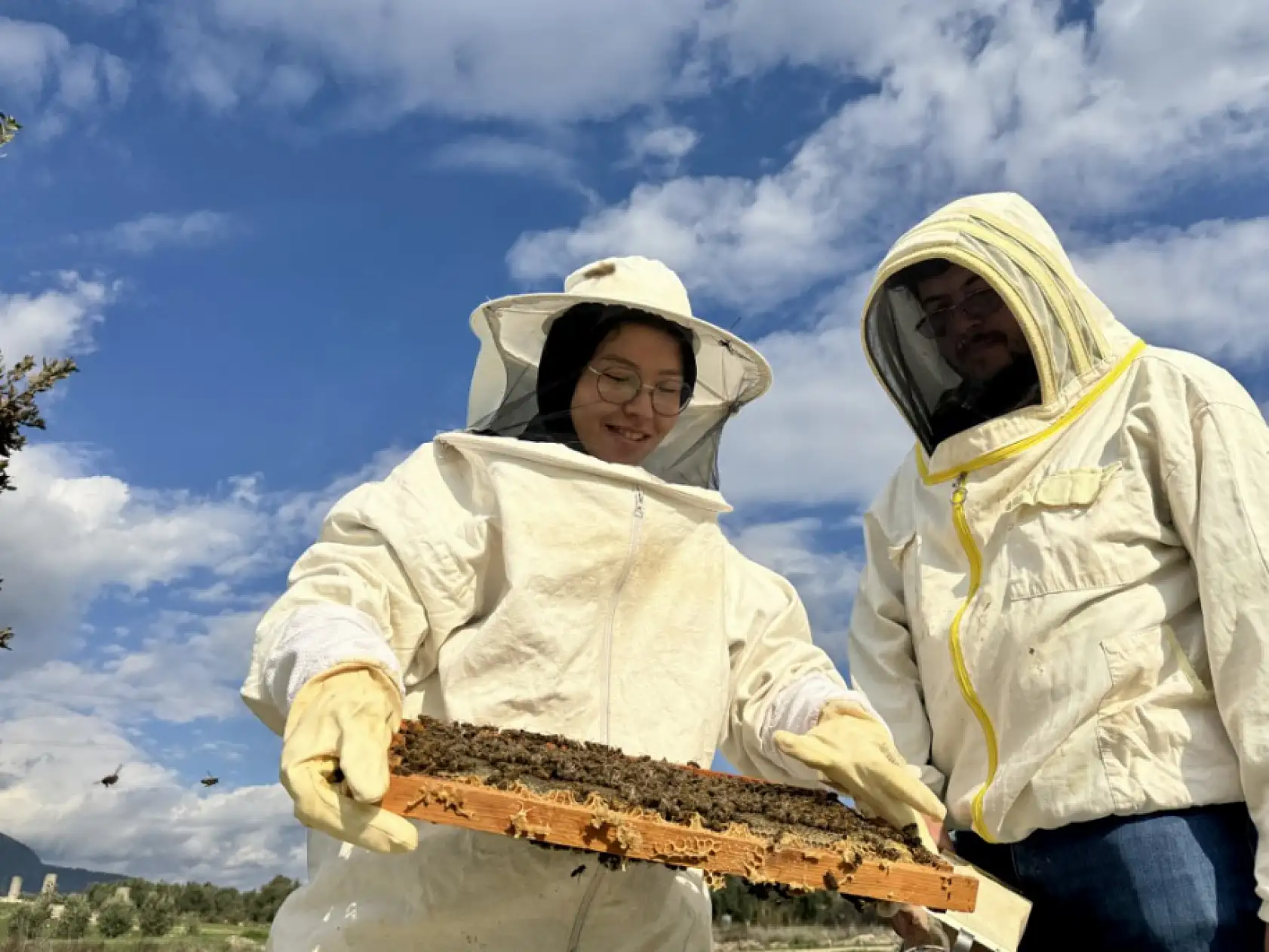 Seydikemerli genç baba mesleği arıcılığı sürdürmek için çalışıyor