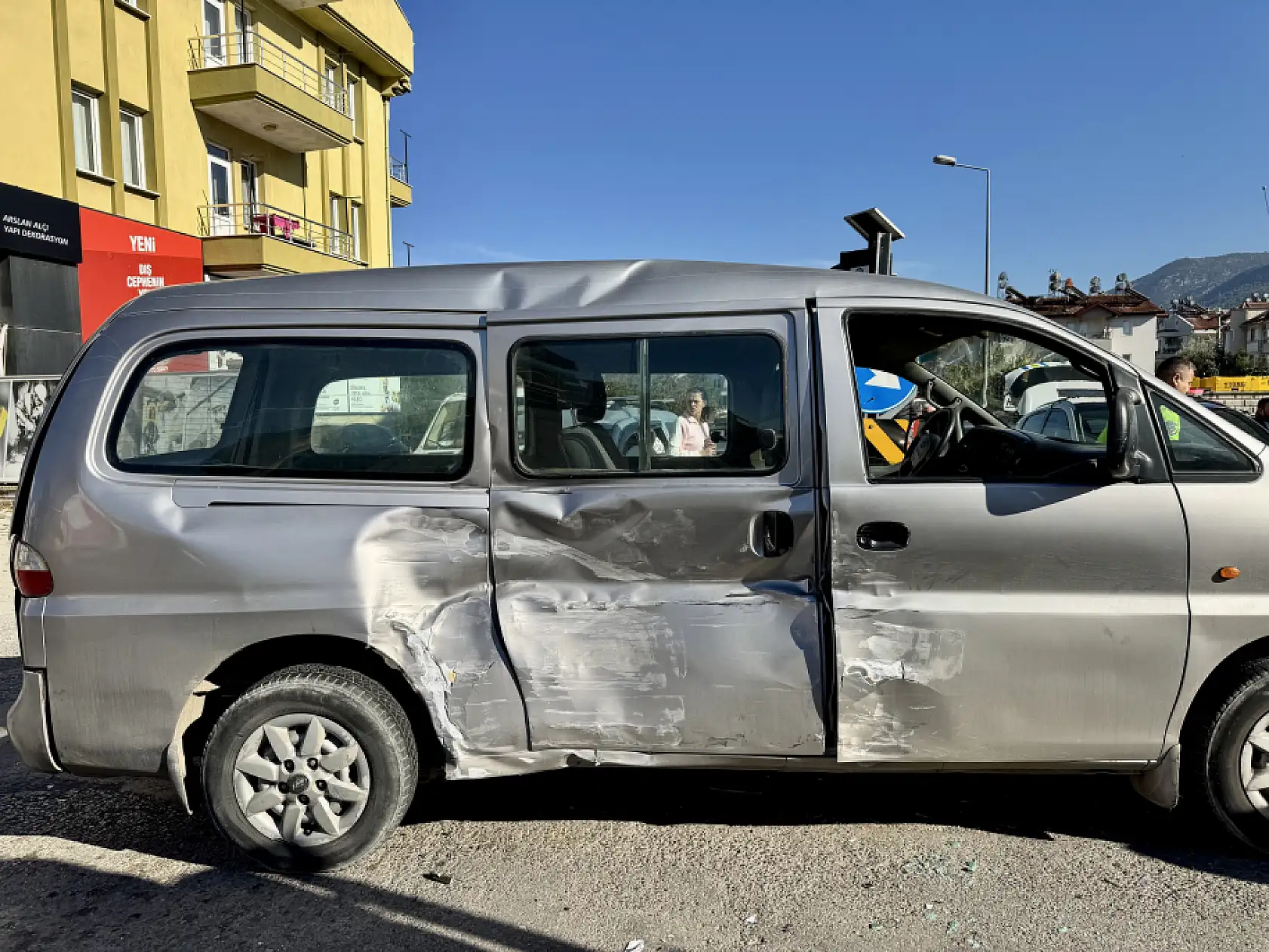 Fethiye'de minibüs ile kamyonetin çarpıştığı kazada 13 kişi yaralandı