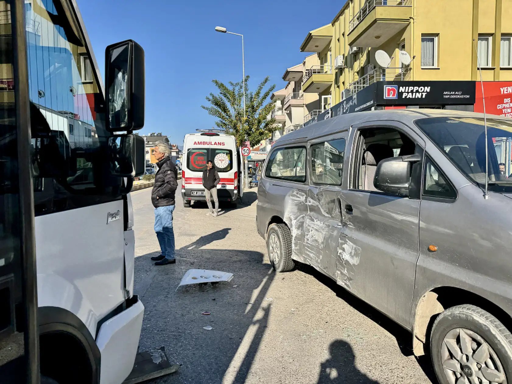 Fethiye'de minibüs ile kamyonetin çarpıştığı kazada 13 kişi yaralandı
