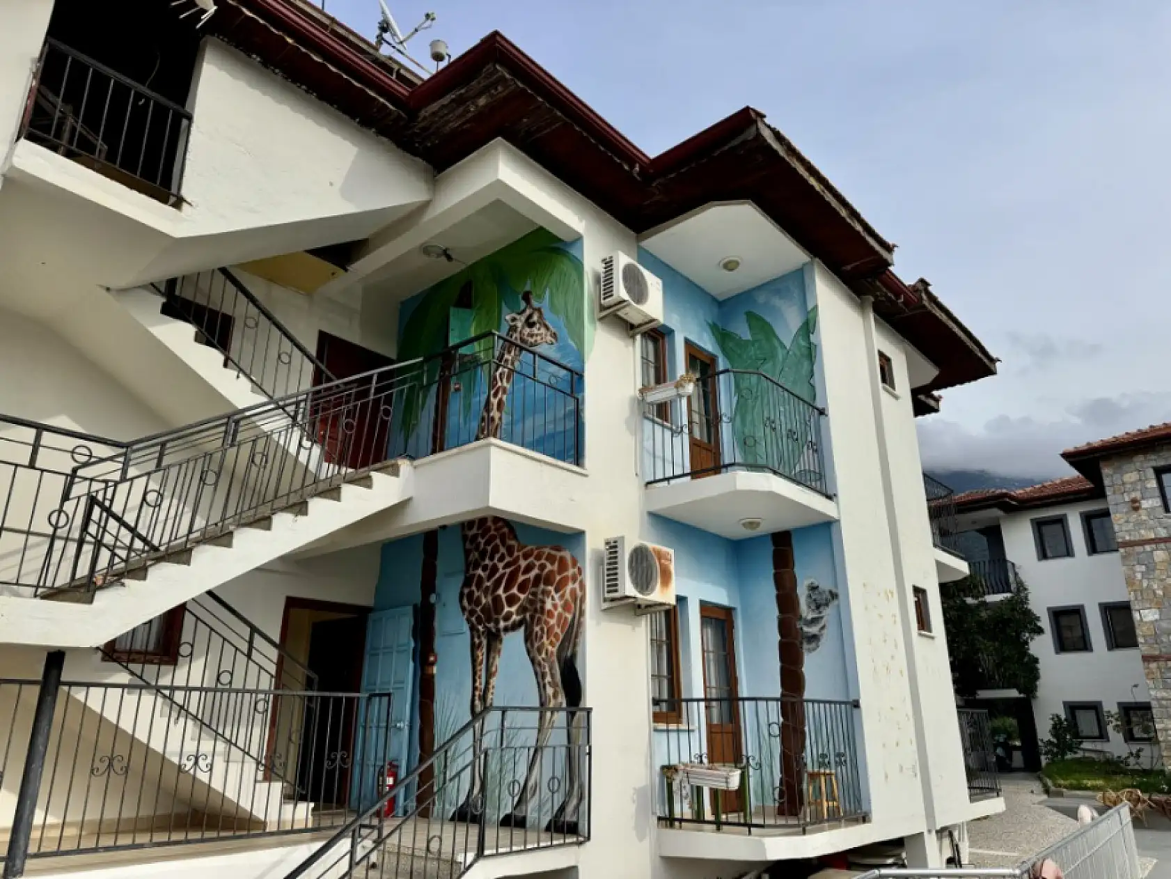 'Grafiti' sanatçısı Axel Mengü, Fethiye'ye renk katıyor