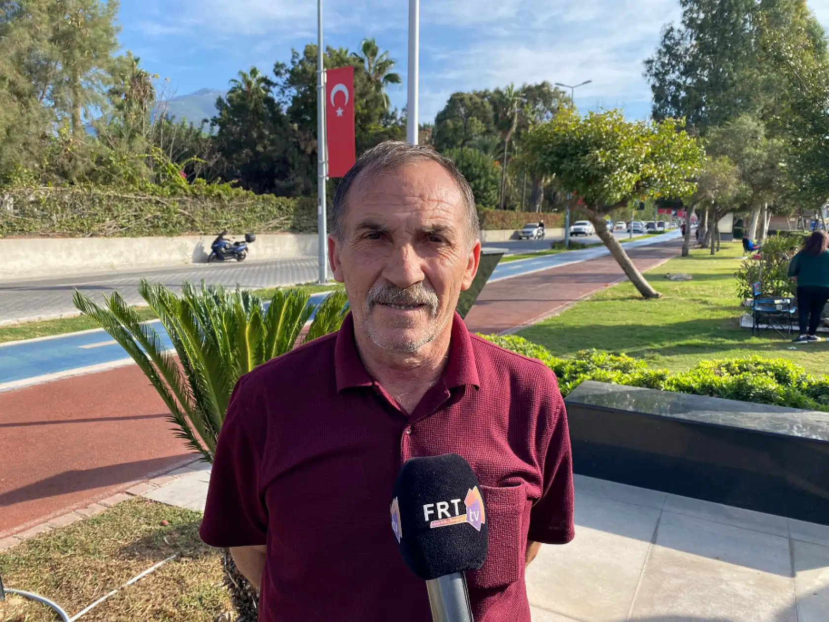 Fethiye'de vatandaşlar 3. Etap Sahil Bandı'nda güneşli günlerin tadını çıkarıyor