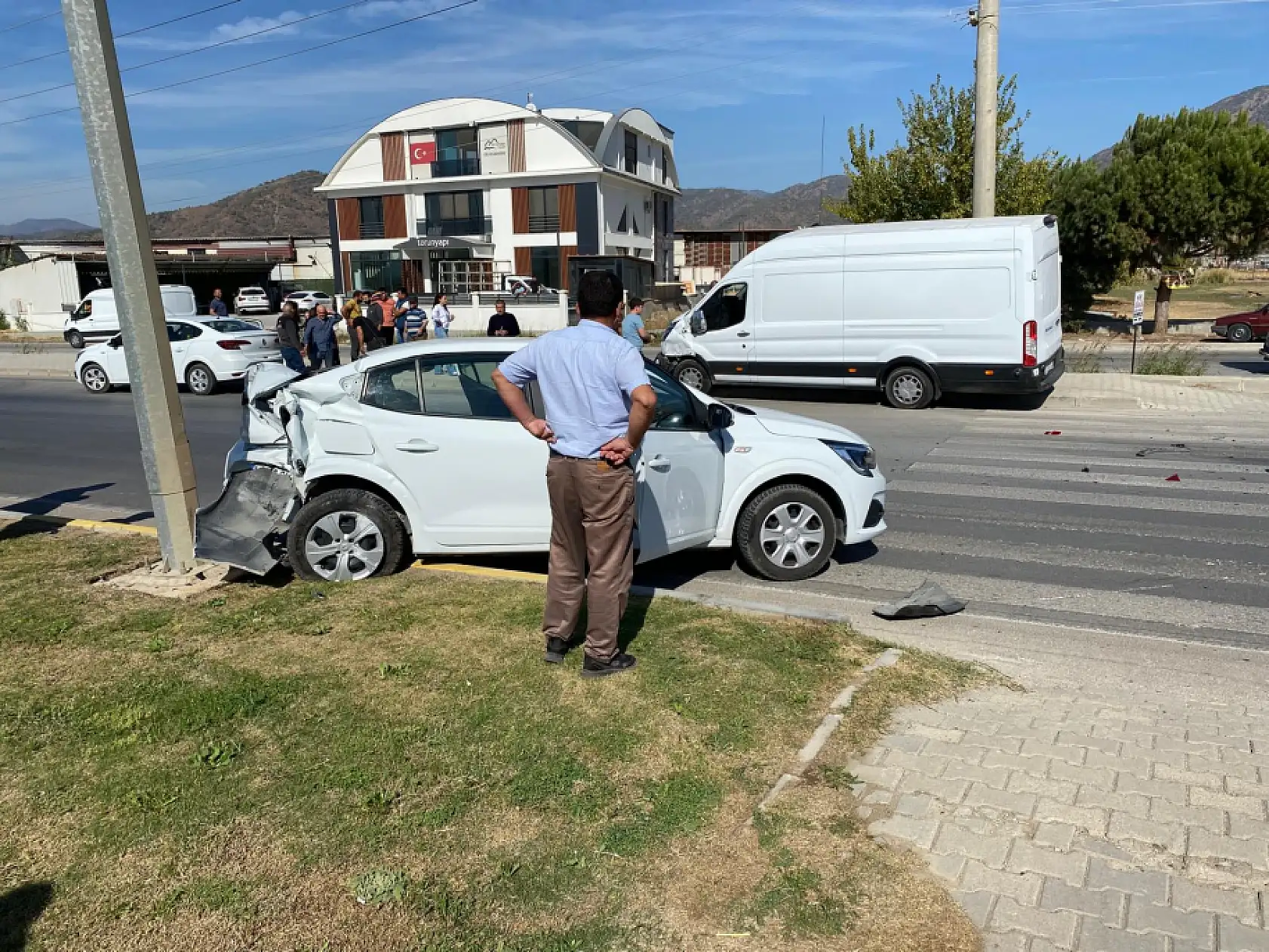 Fethiye Çevre Yolu'nda Otomobil ve Midibüs Çarpıştı: Sürücü Hafif Yaralandı