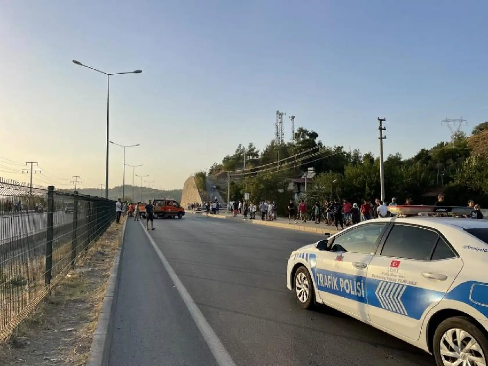 Motosiklet ile yaya geçidinden geçerken canından oldu