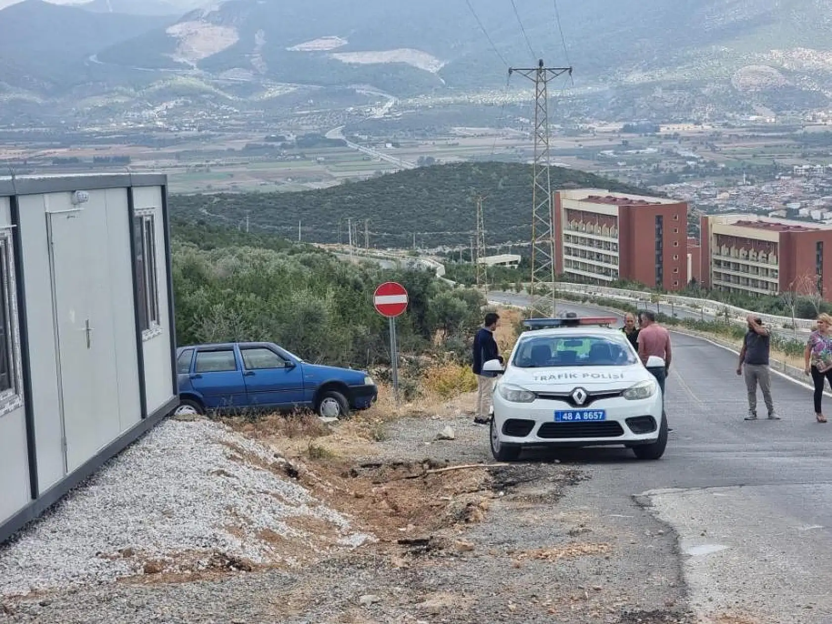 Otomobil altında kalarak yaralandı