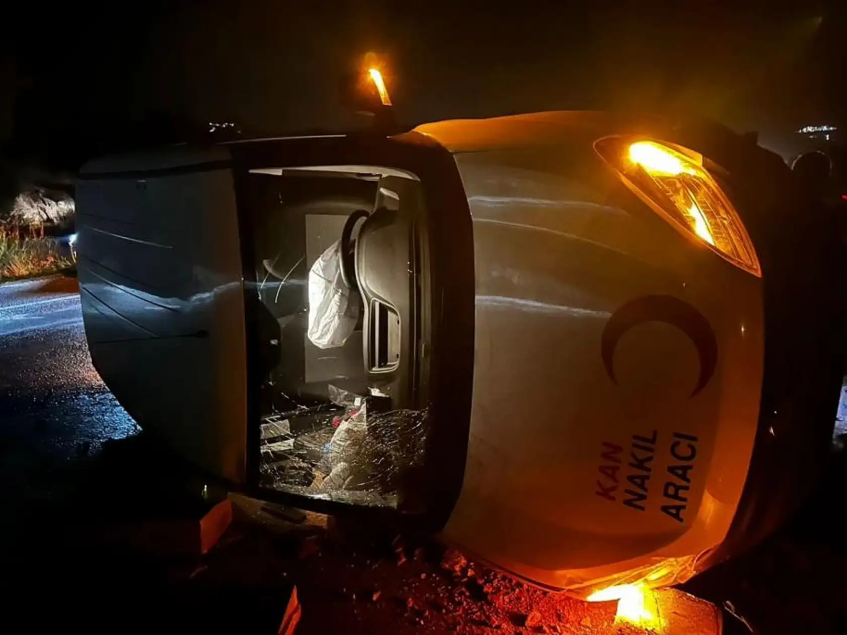 Kızılay kan nakil aracı takla attı