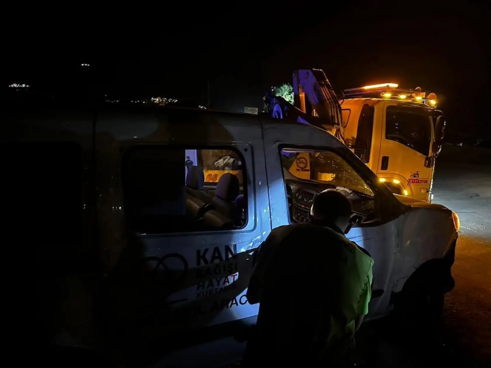 Kızılay kan nakil aracı takla attı