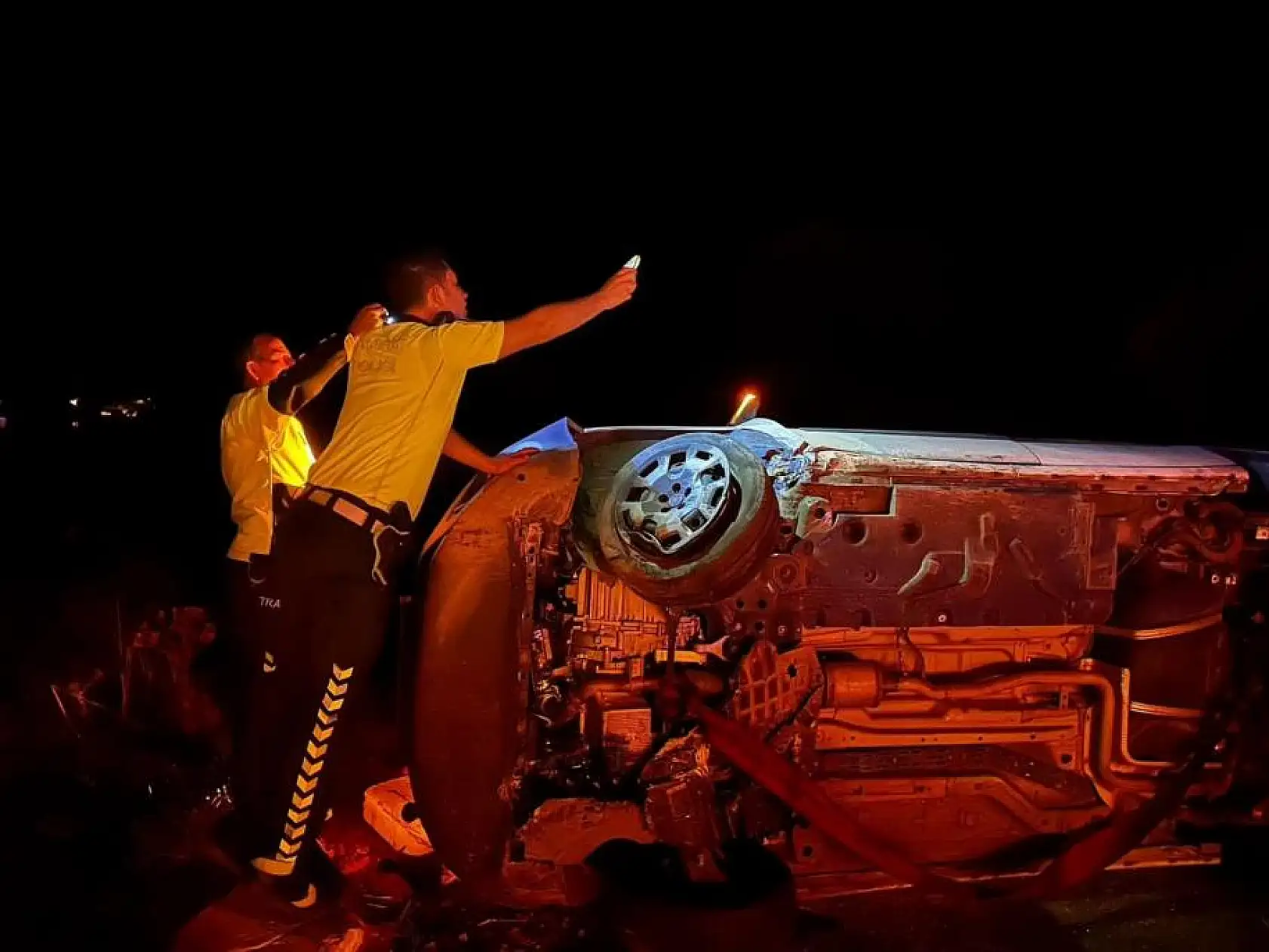 Kızılay kan nakil aracı takla attı