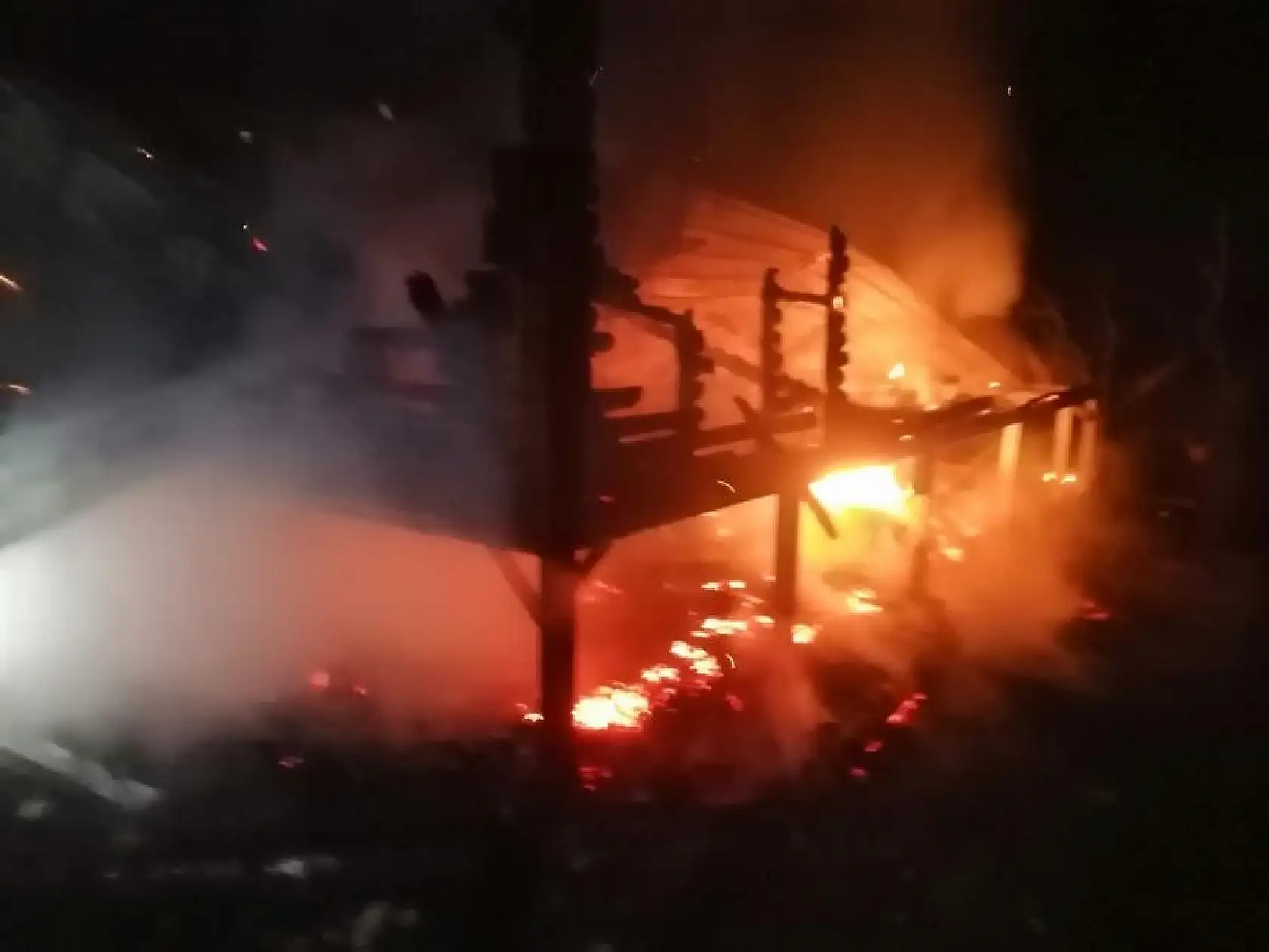 Ahşap bungalov yanarak küle döndü