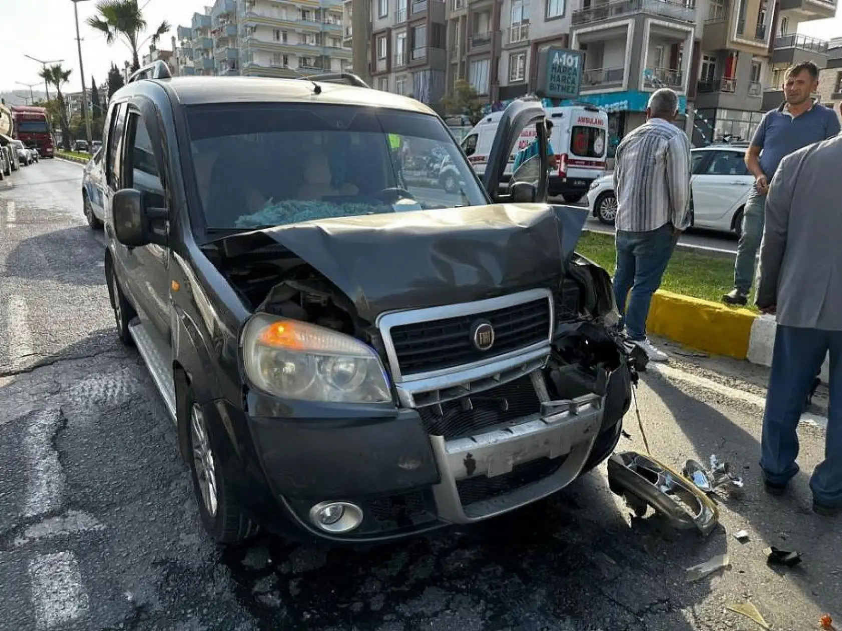 Üç aracın karıştığı zincirleme trafik kazası