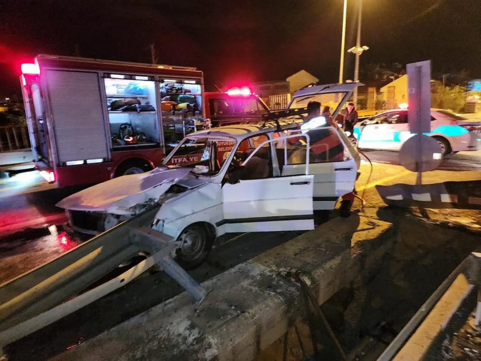 Bariyer otomobile ok gibi saplandı