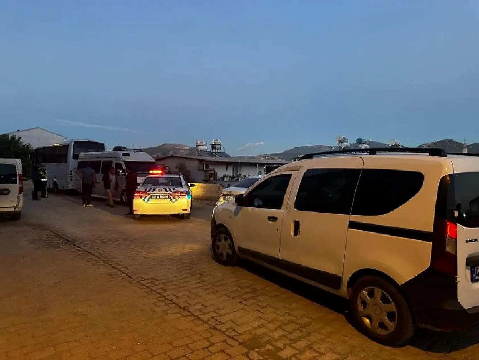 Denetimden kaçtı, araçta asılı kalan trafik polisi son anda kurtuldu