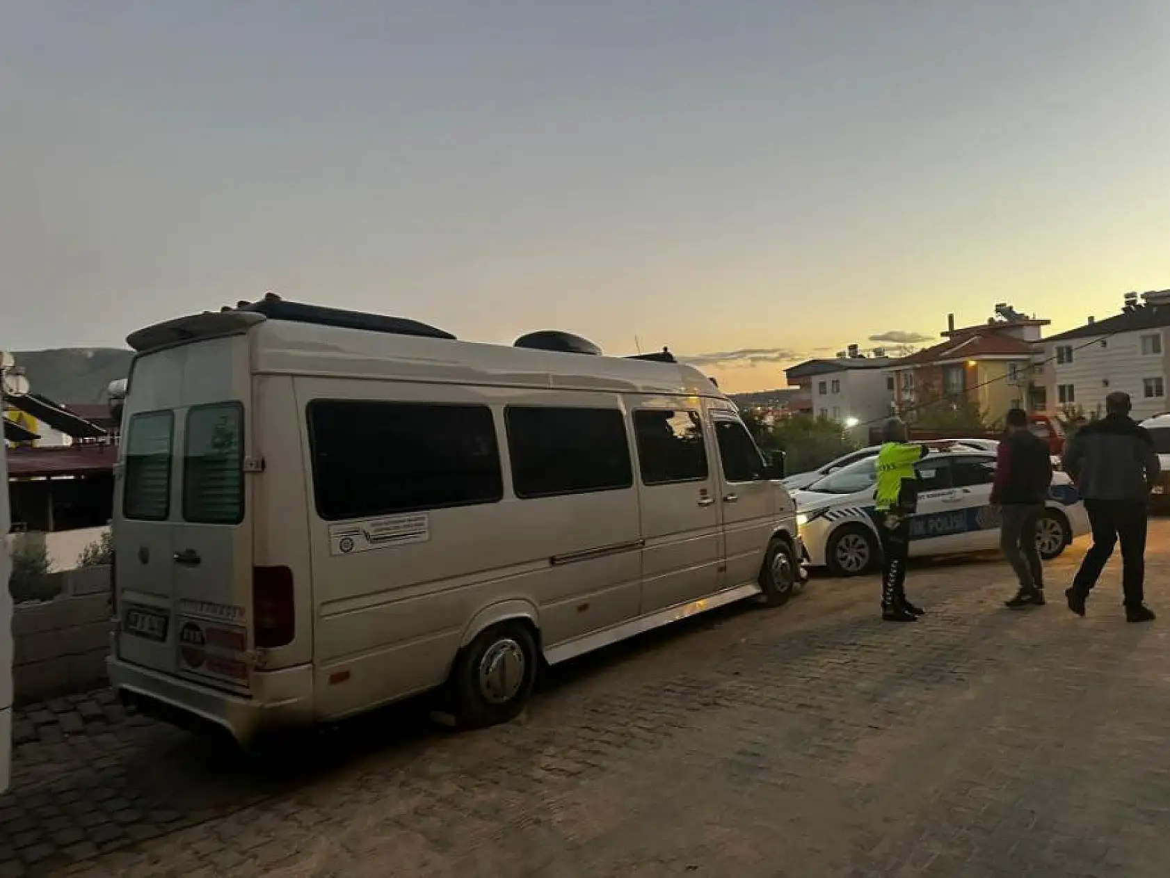 Denetimden kaçtı, araçta asılı kalan trafik polisi son anda kurtuldu