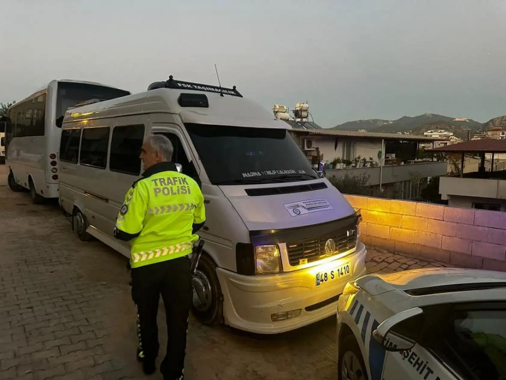 Denetimden kaçtı, araçta asılı kalan trafik polisi son anda kurtuldu