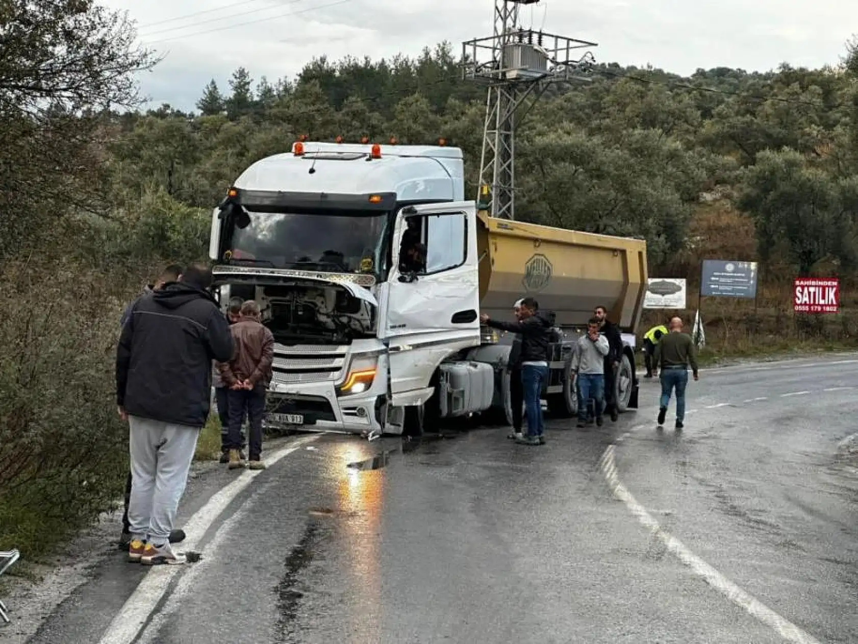 Tırların çarpışması sonucu 1 yaralı