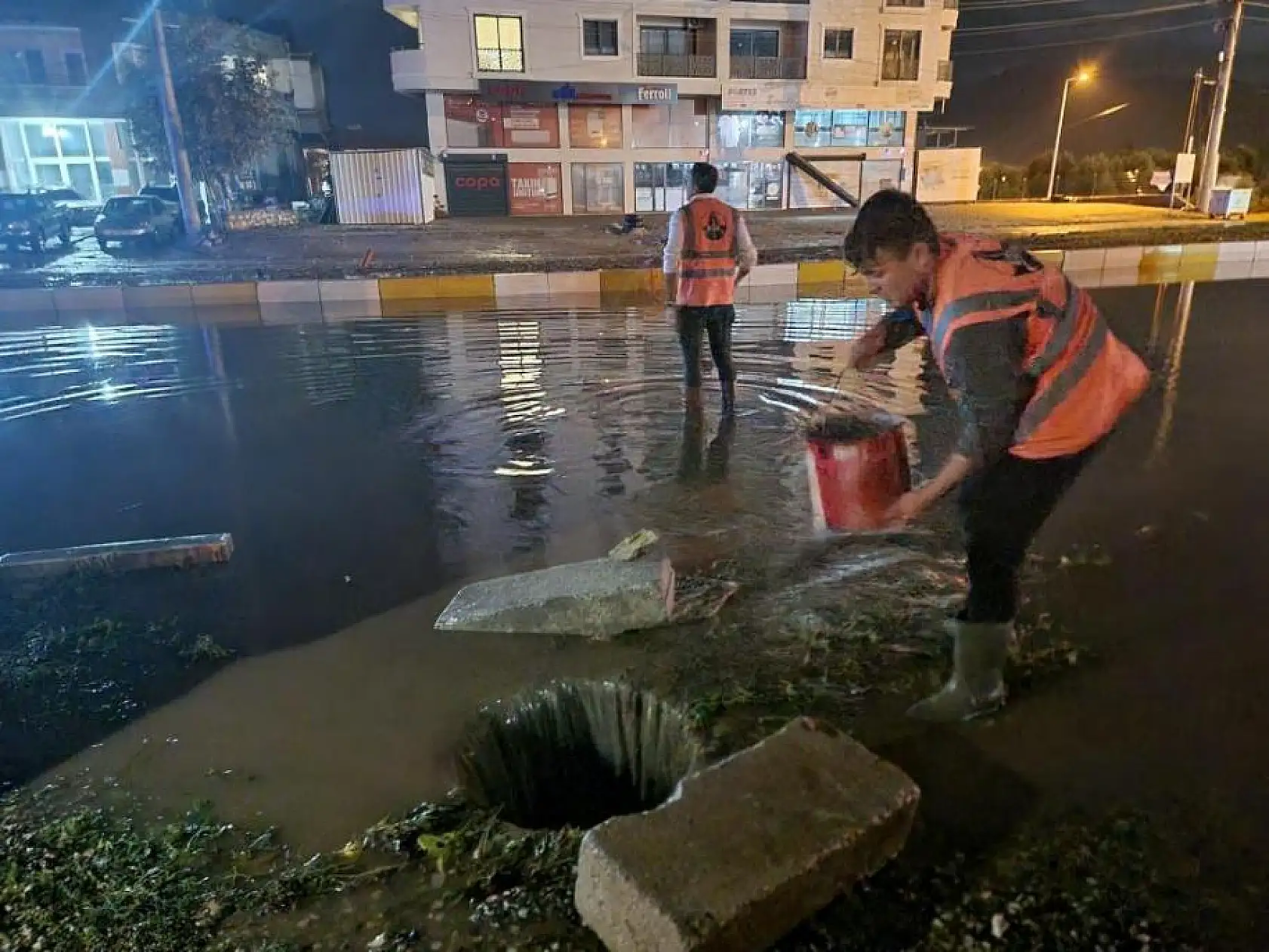 Ceviz büyüklüğündeki dolu araçlara zarar verdi