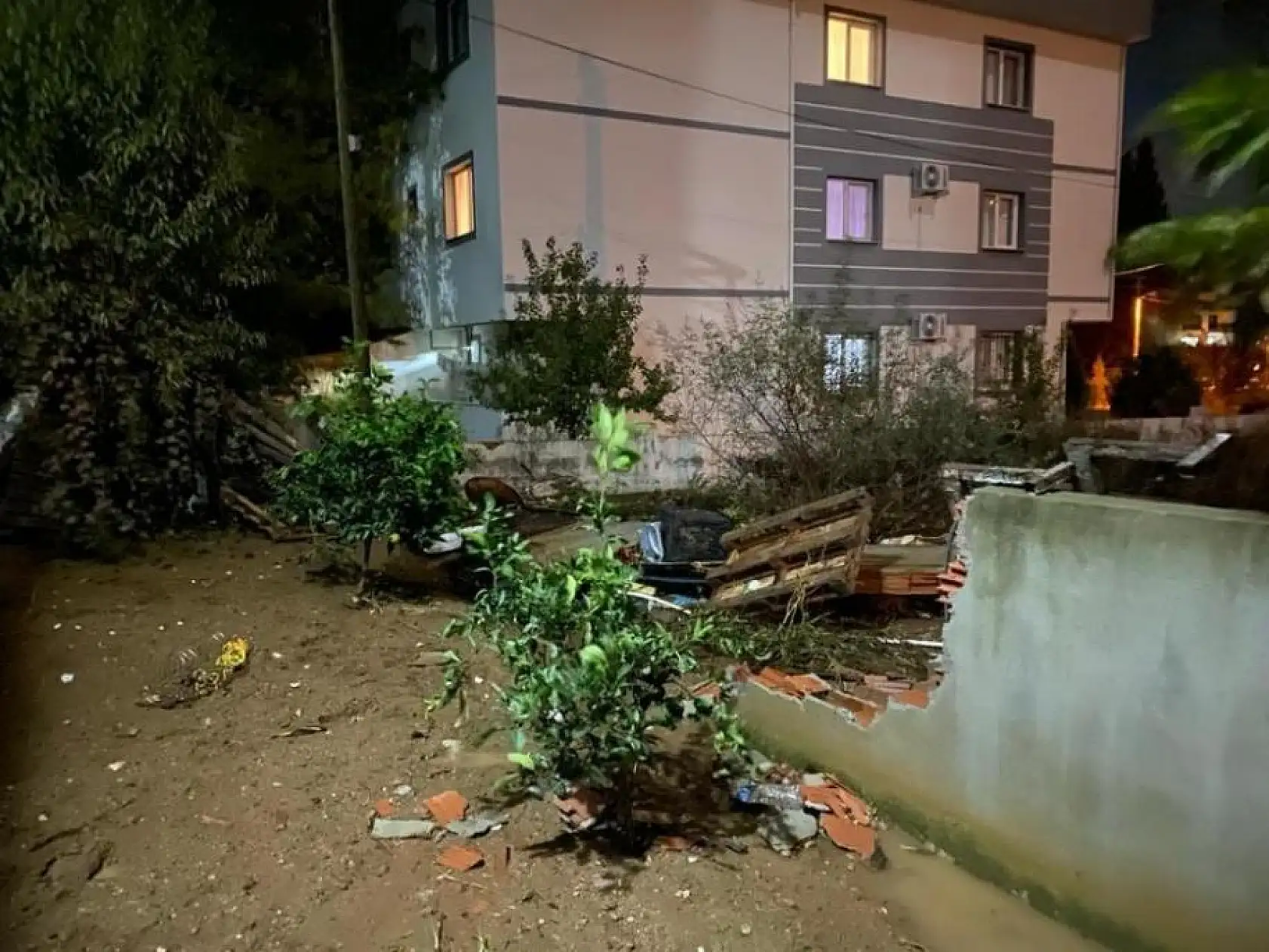 Ceviz büyüklüğündeki dolu araçlara zarar verdi