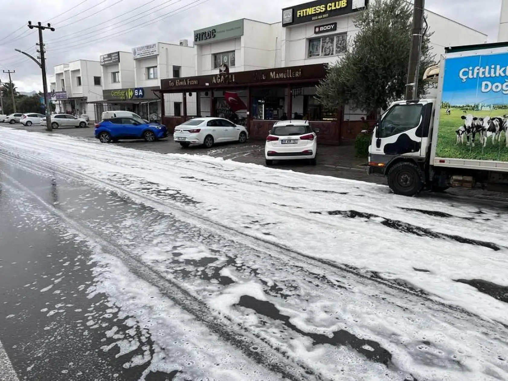 Vatandaşlar ortaya çıkan manzarayı meraklı gözlerle takip etti