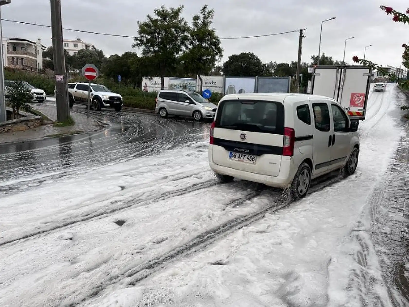 Vatandaşlar ortaya çıkan manzarayı meraklı gözlerle takip etti
