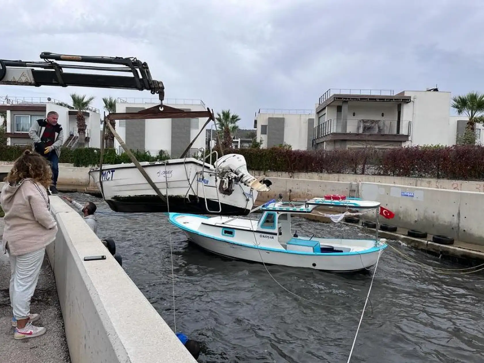 Kuvvetli rüzgar nedeniyle bir yelkenli karaya sürüklendi