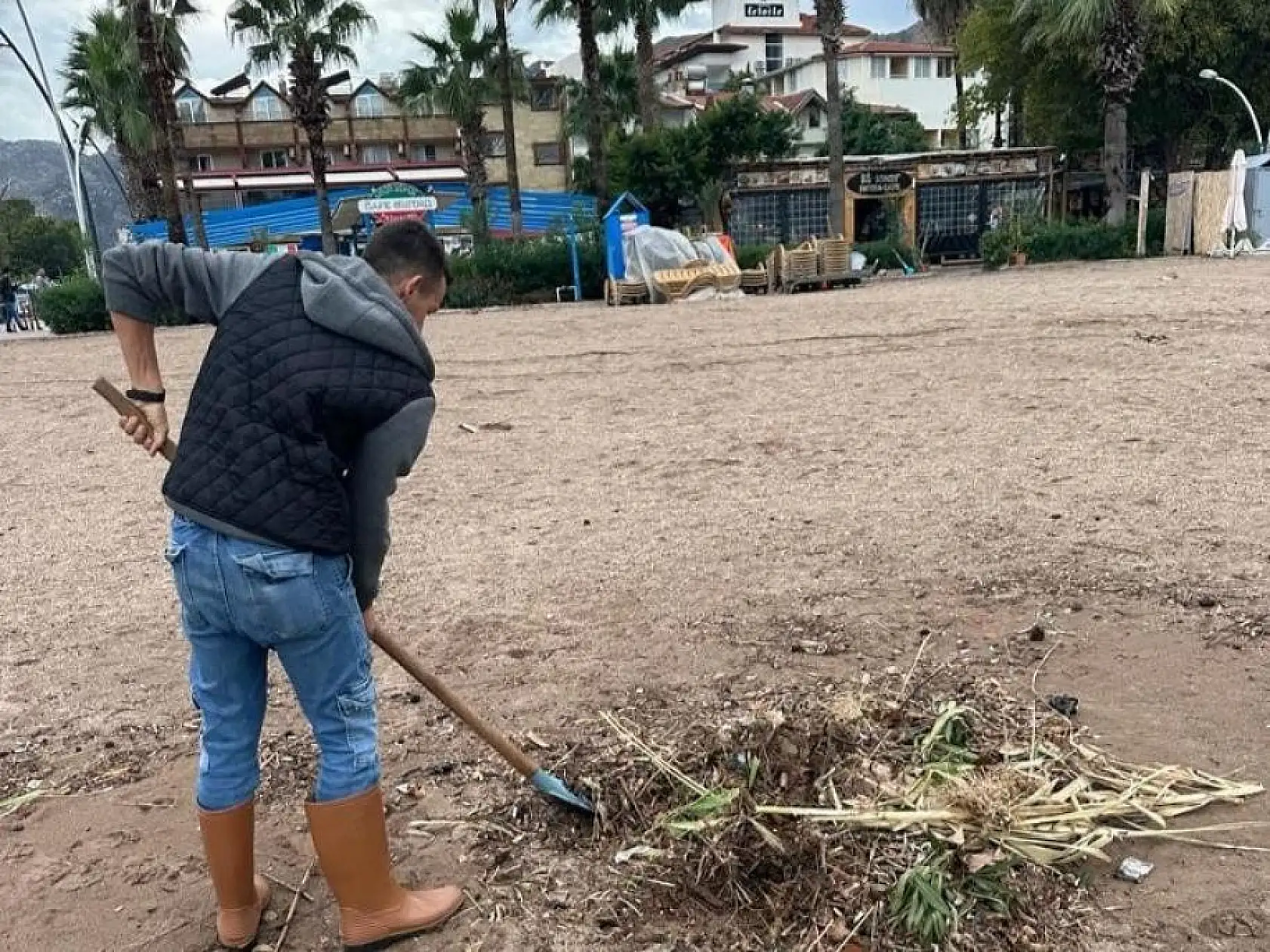 Fırtına Ardından Sahil Boyunca Temizlik