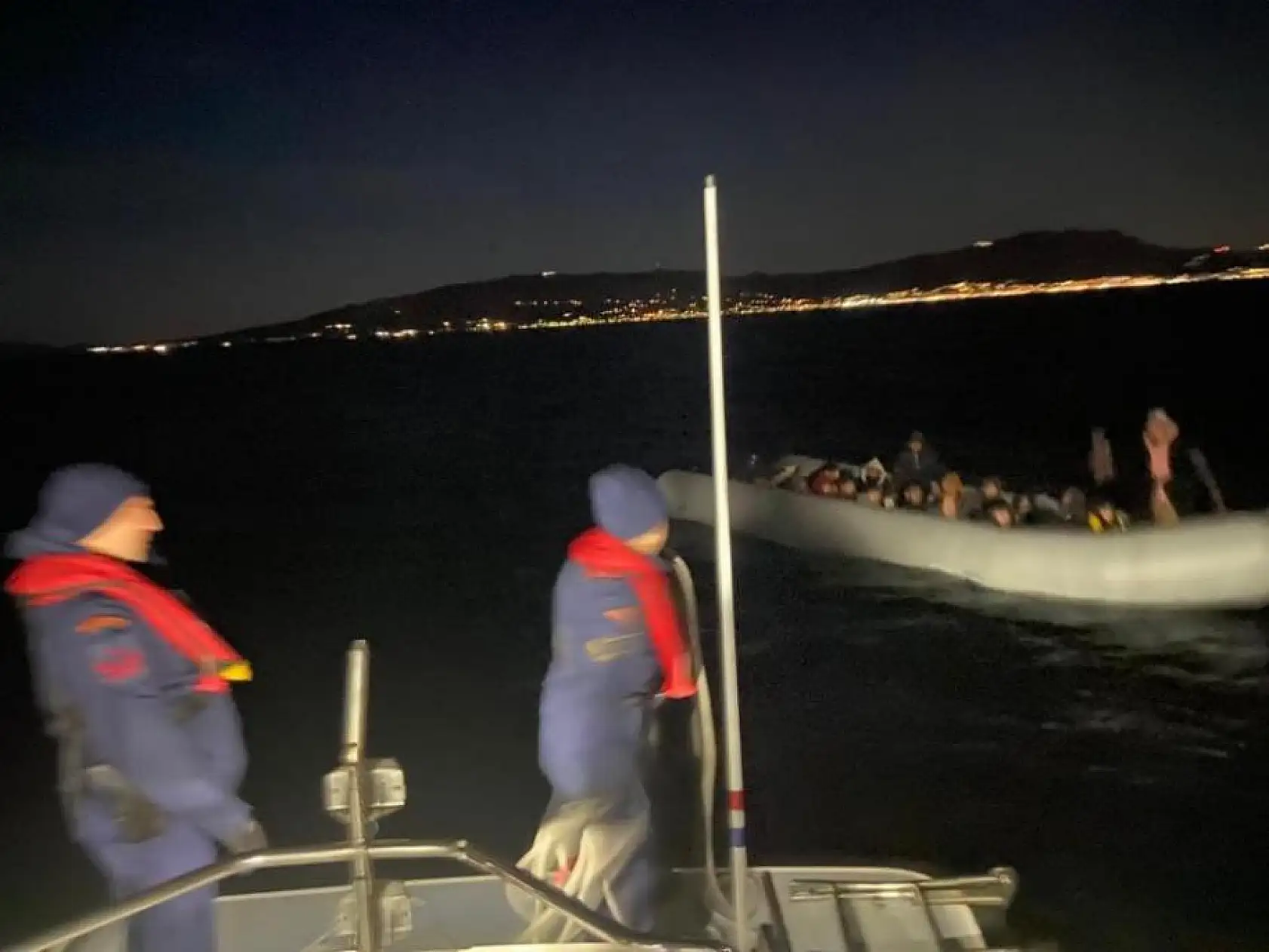 57 düzensiz göçmen kurtarıldı, 23'ü yakalandı