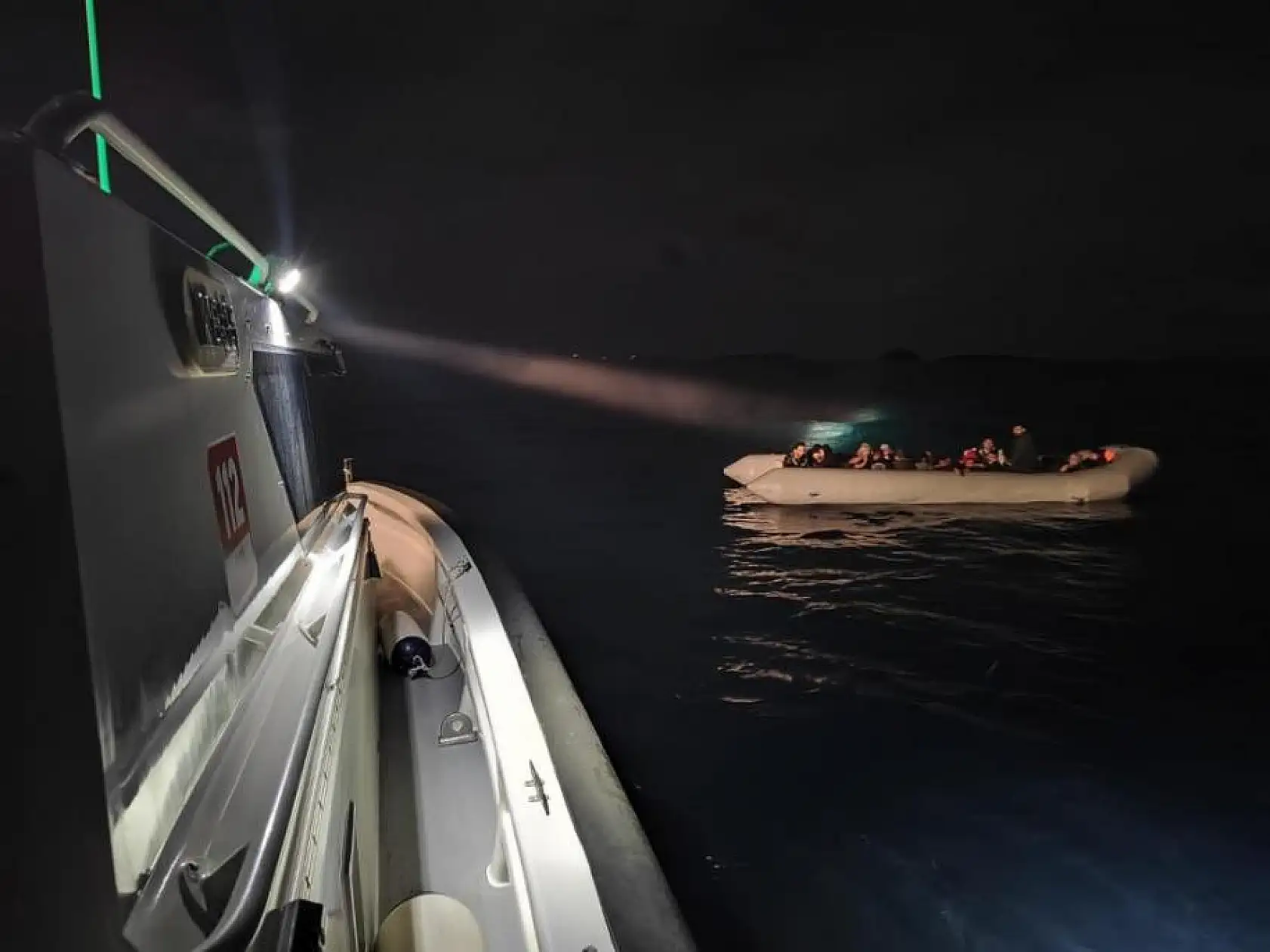 57 düzensiz göçmen kurtarıldı, 23'ü yakalandı