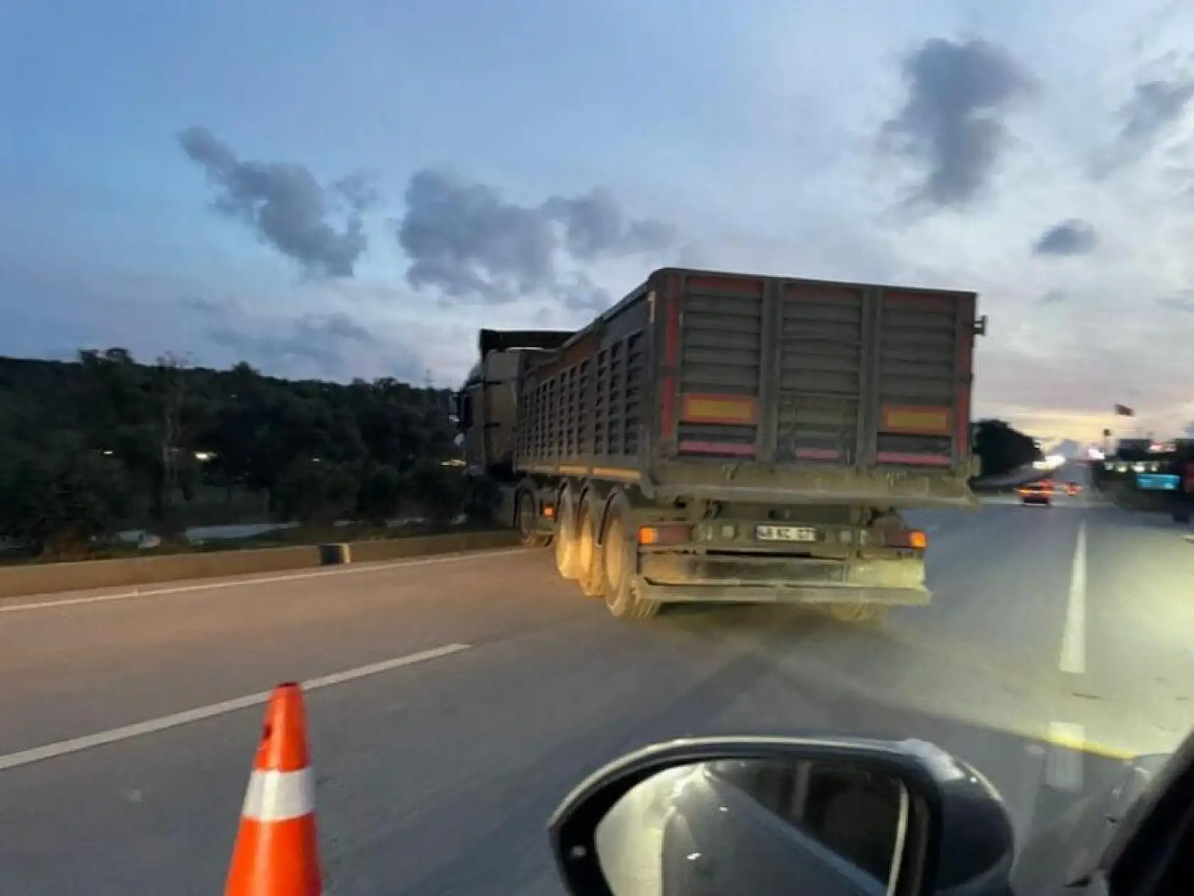 Kontrolünü kaybeden tır, refüjde asılı kaldı