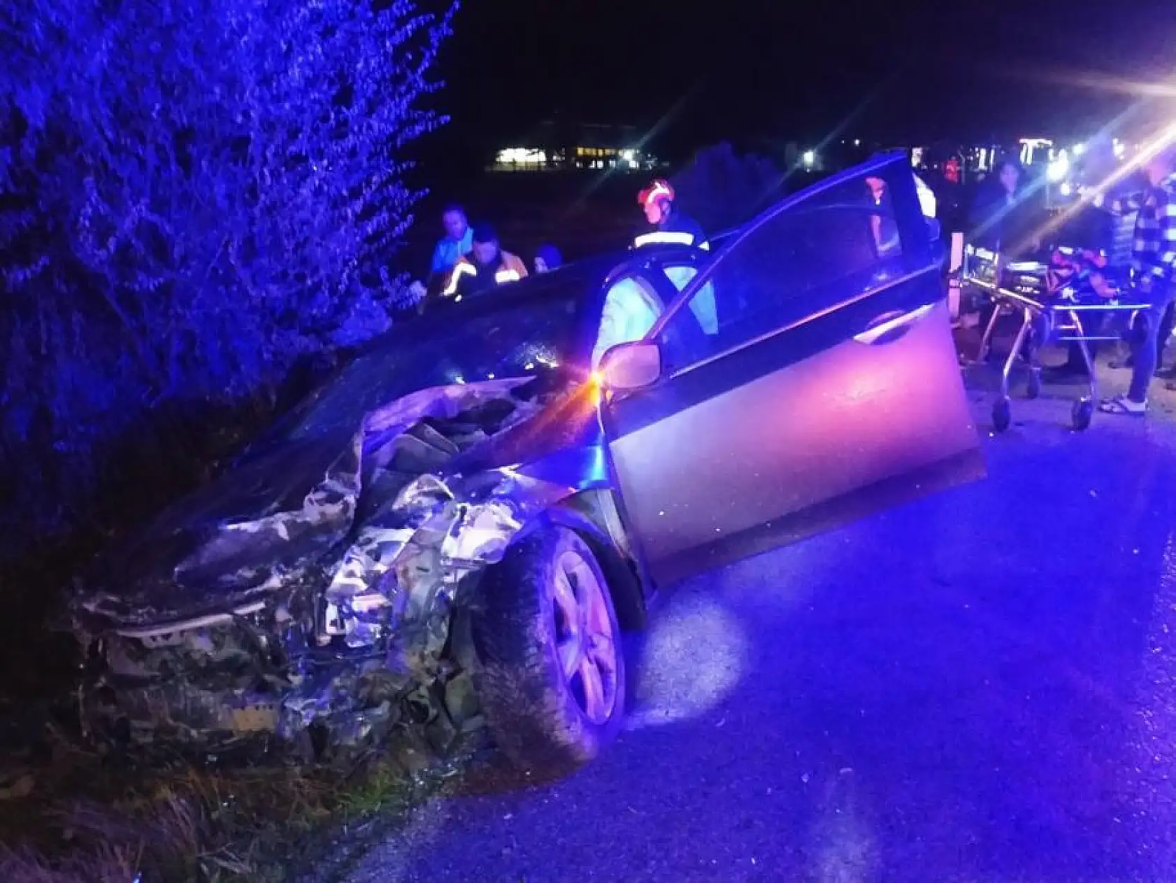 İki otomobil kafa kafaya çarpıştı