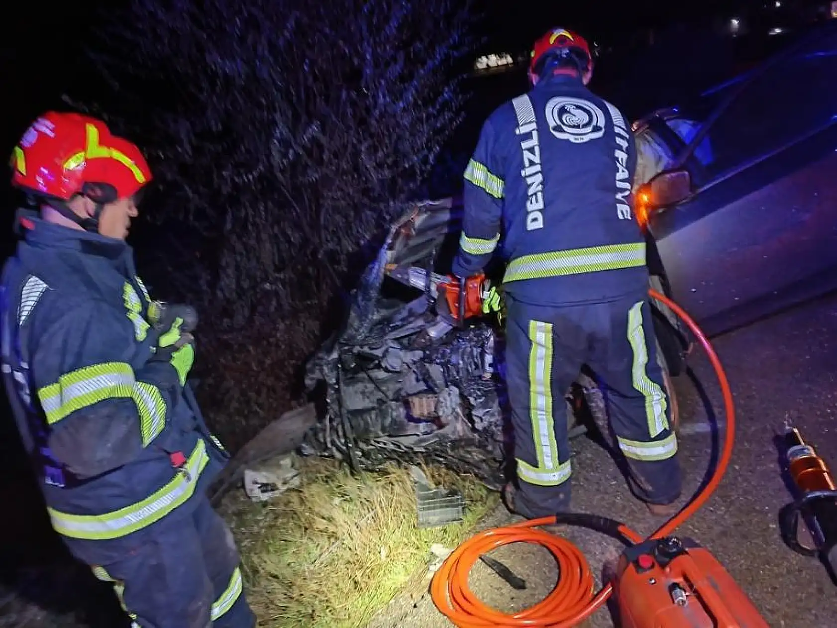 İki otomobil kafa kafaya çarpıştı