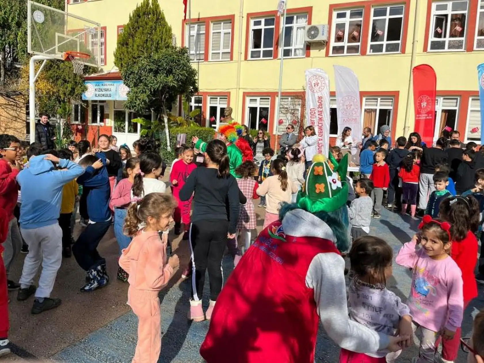 Gençler gönüllere dokundu