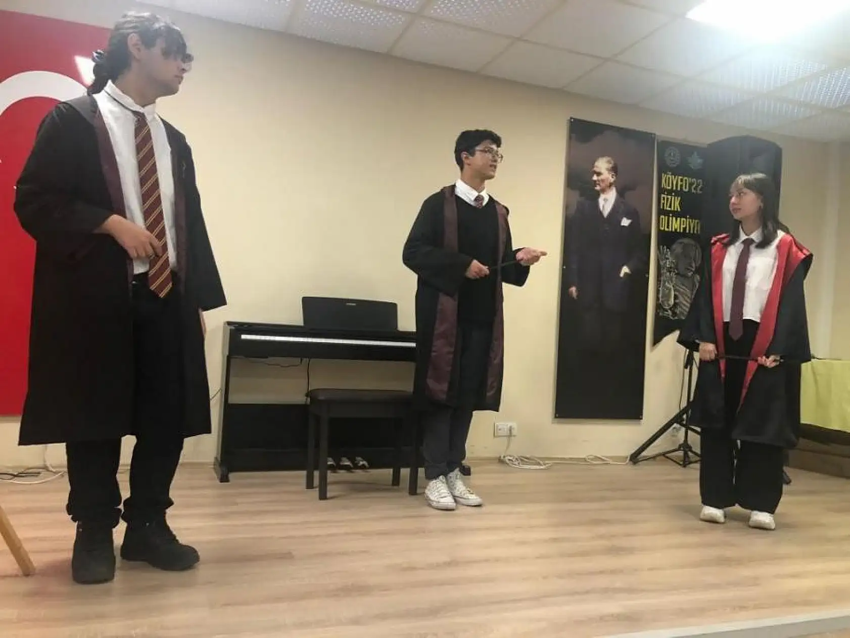 Roman kahramanları lisede buluştu