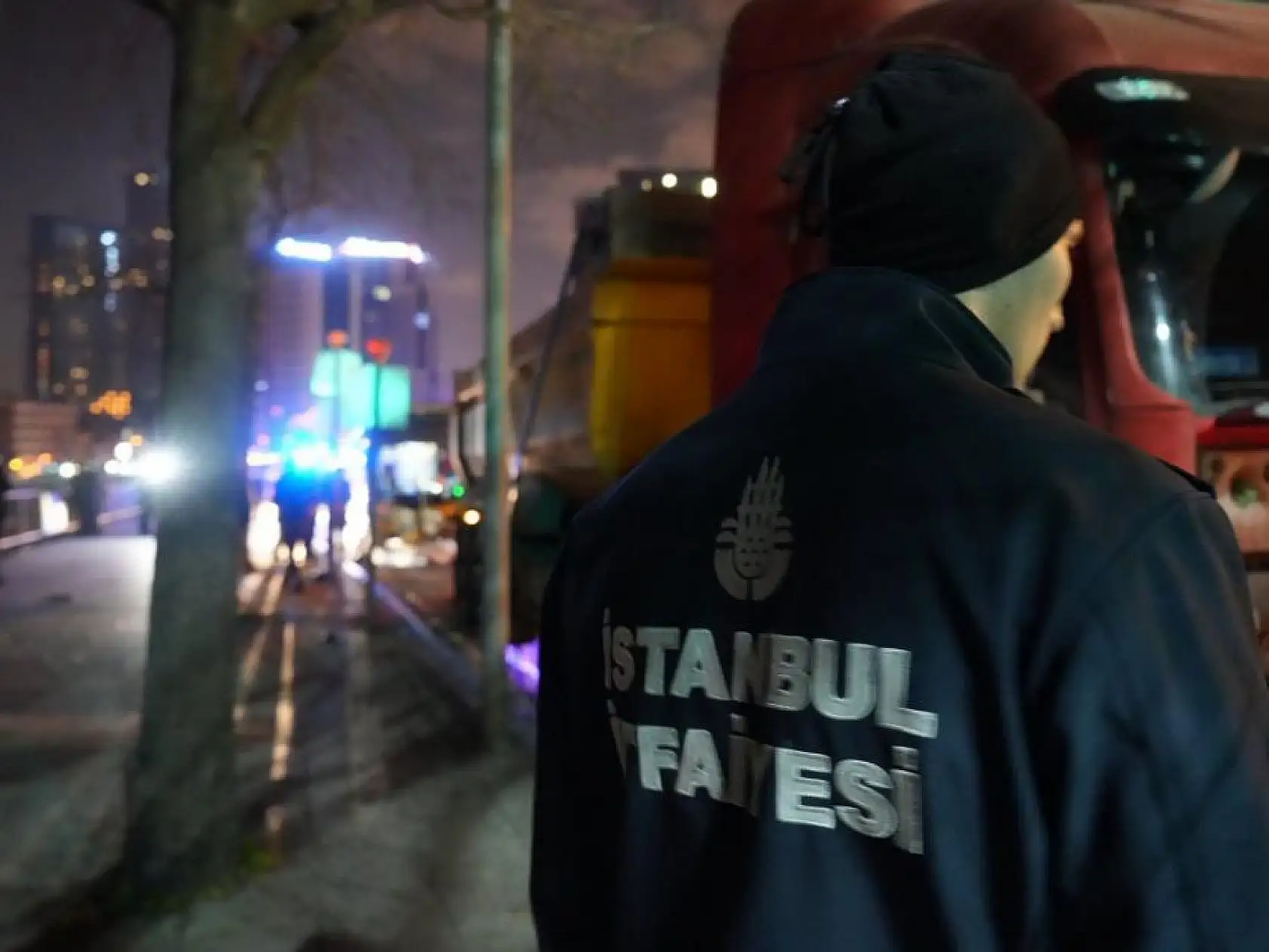 İETT otobüsü hafriyat kamyonuna çarptı: 9 kişi yaralandı