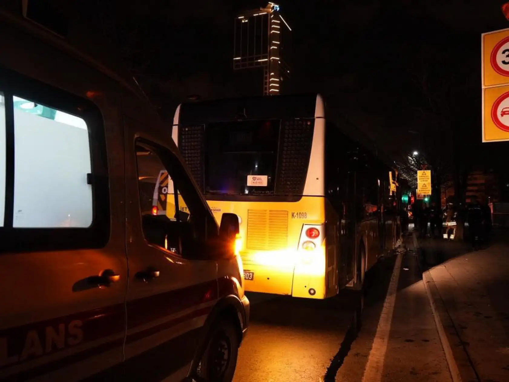 İETT otobüsü hafriyat kamyonuna çarptı: 9 kişi yaralandı