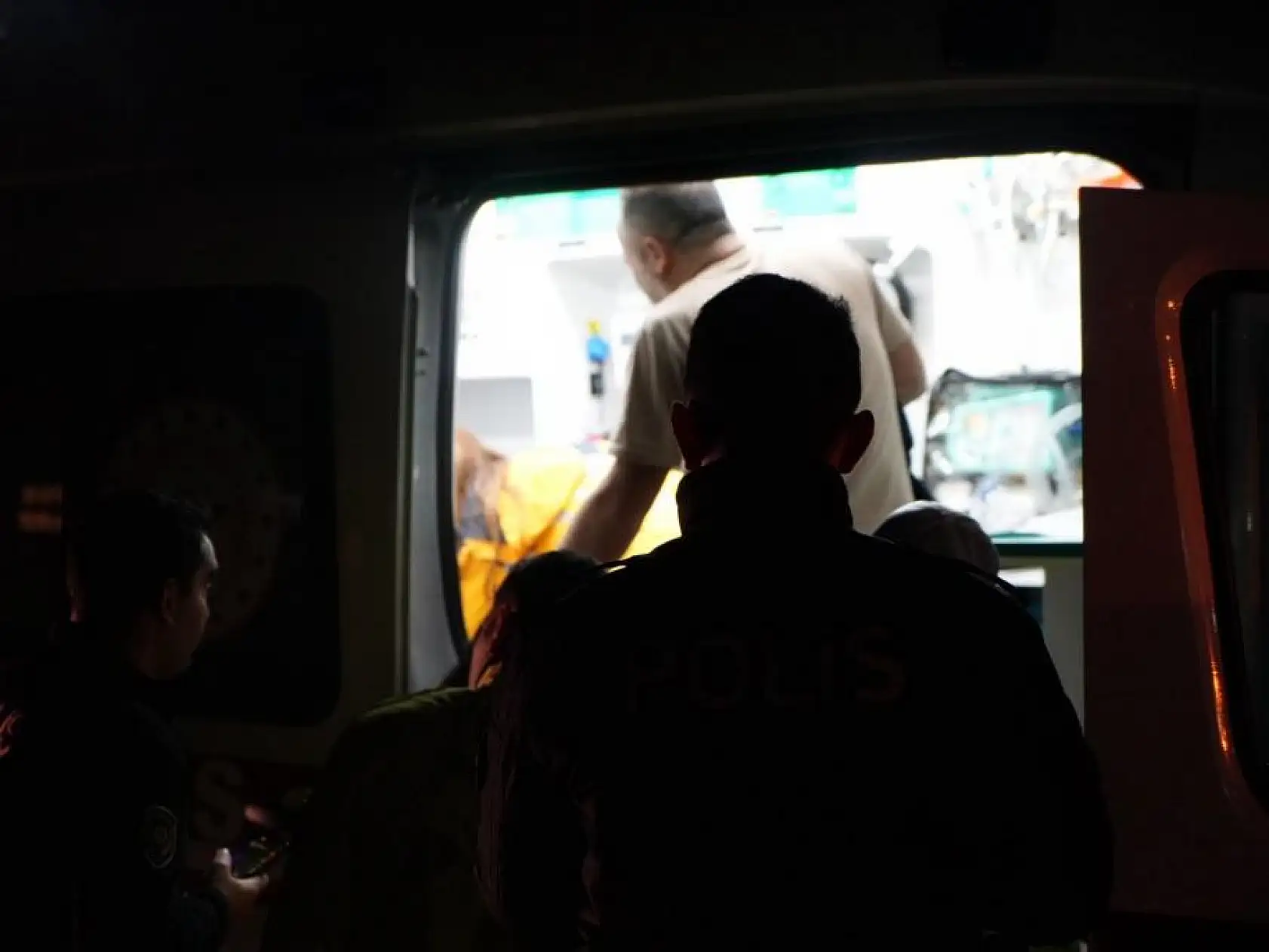 İETT otobüsü hafriyat kamyonuna çarptı: 9 kişi yaralandı