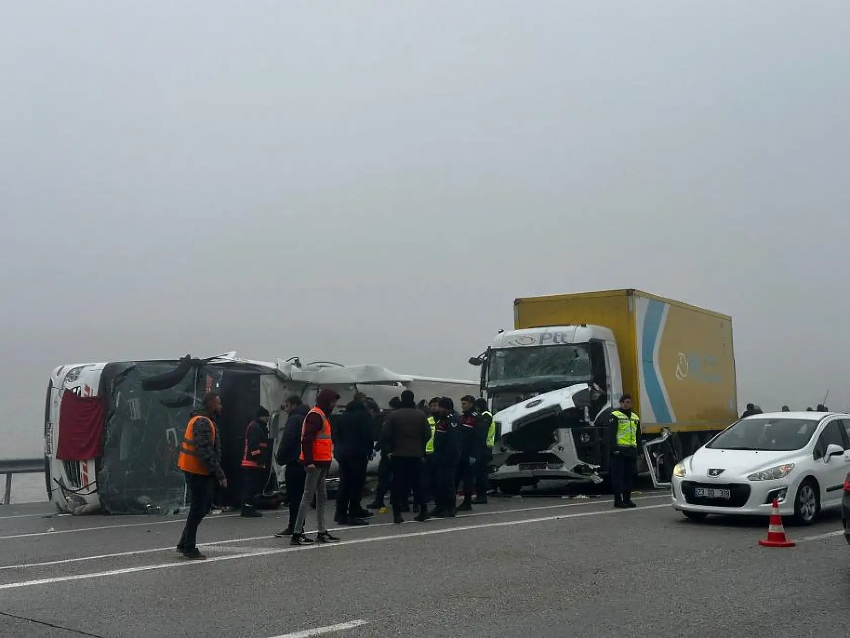 Devrilen yolcu otobüsüne tır çarptı! 4 kişi hayatını kaybetti, 36 kişi yaralandı