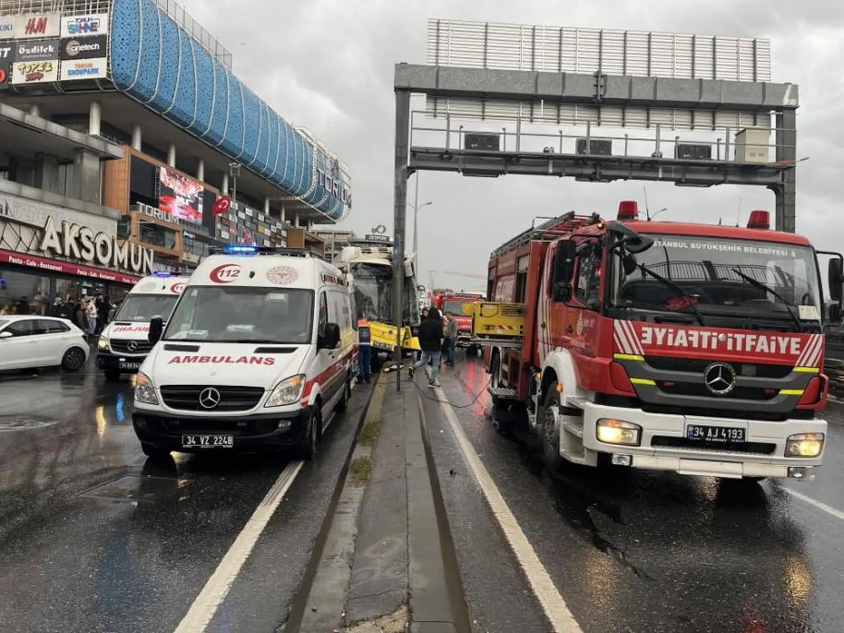 Otobüs yön direğine feci şekilde çarptı: 8 yaralı
