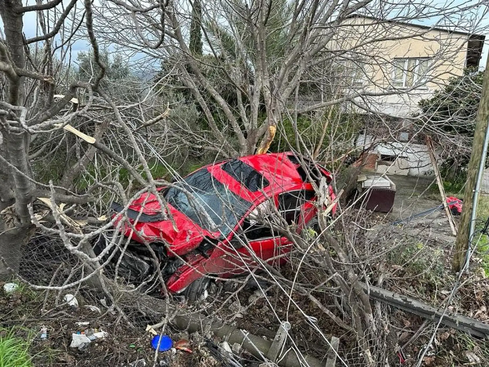 Seydikemer'de virajı alamayan araç feci kaza yaptı