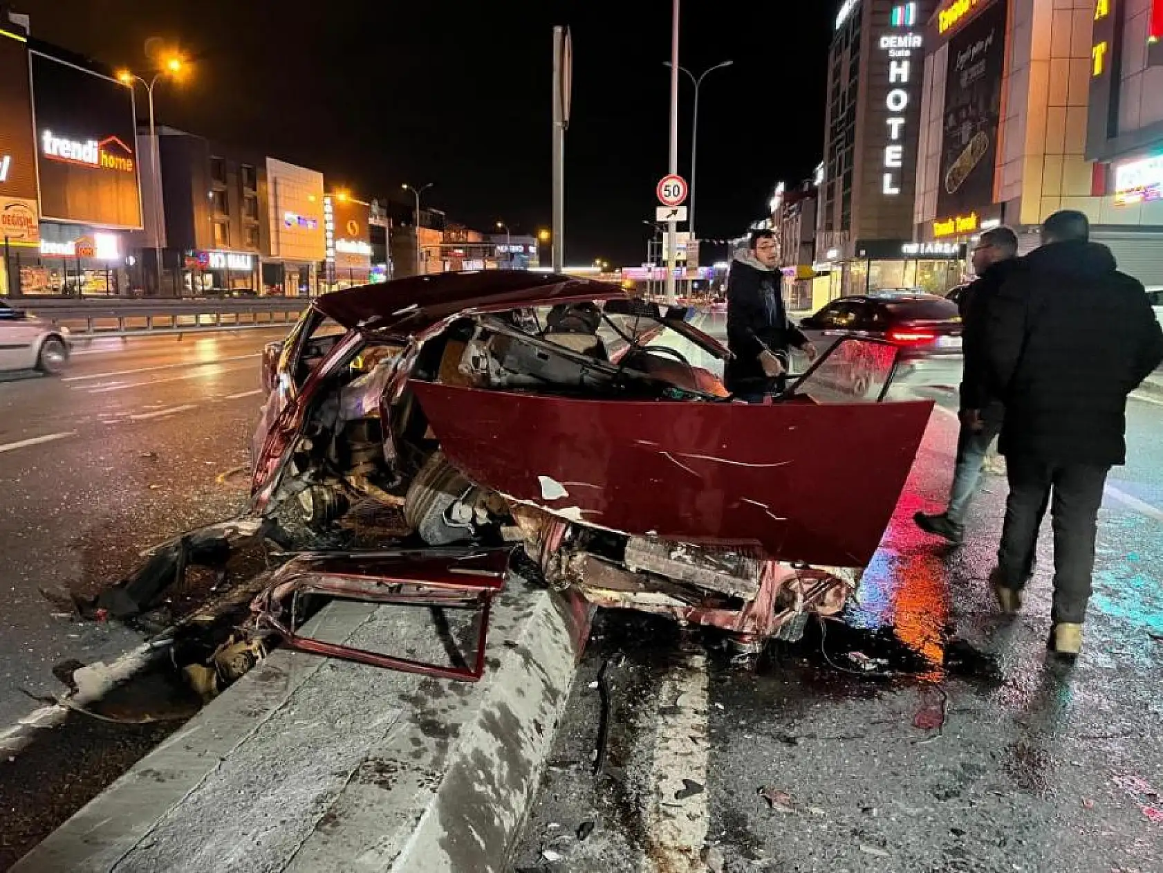 Trafik kazasında otomobil hurda yığınına döndü, 2 yaralı