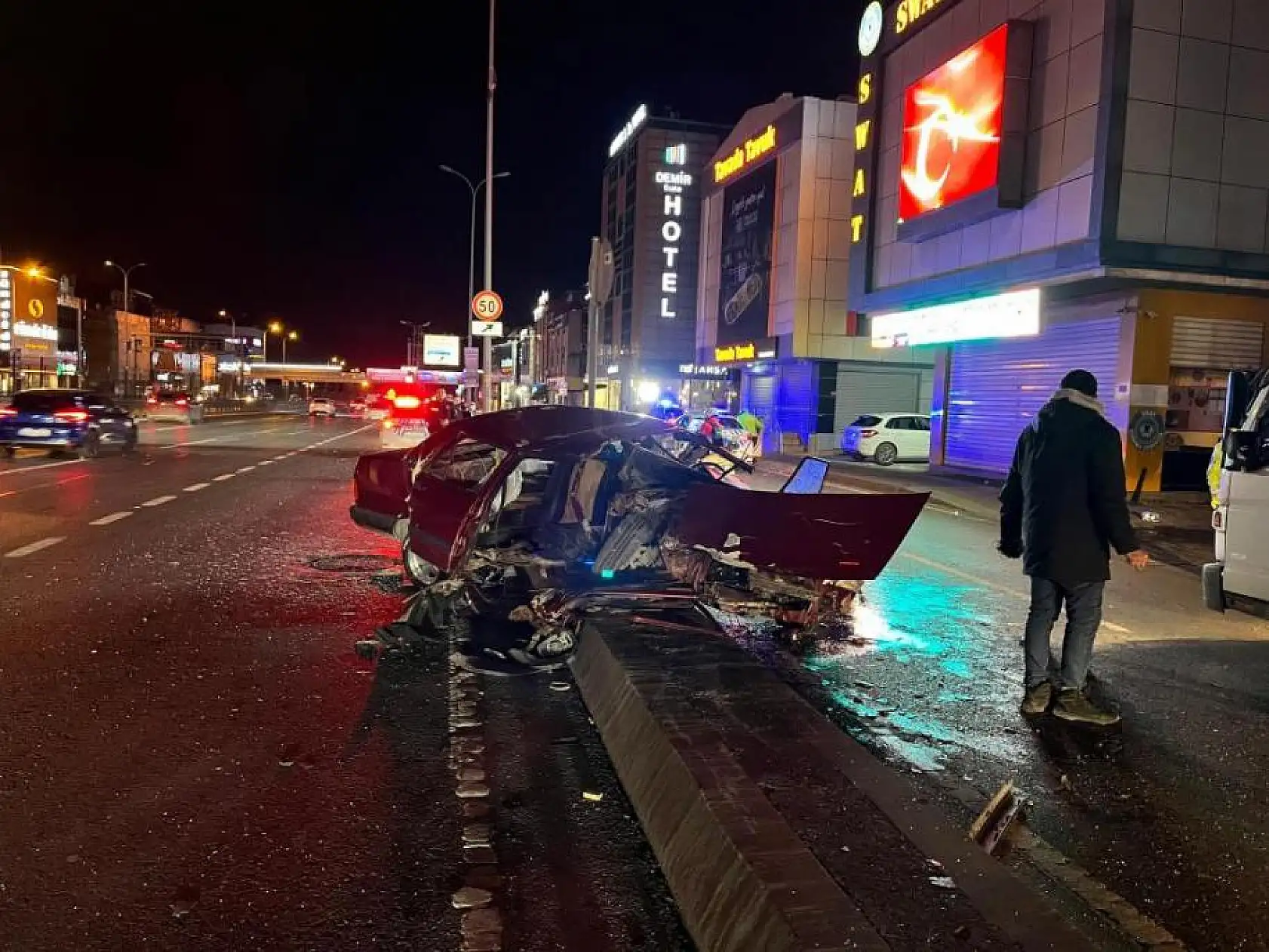 Trafik kazasında otomobil hurda yığınına döndü, 2 yaralı