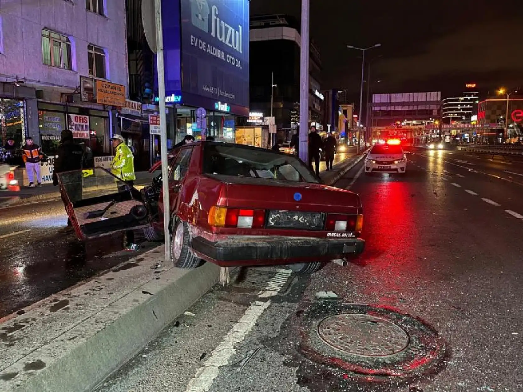 Trafik kazasında otomobil hurda yığınına döndü, 2 yaralı