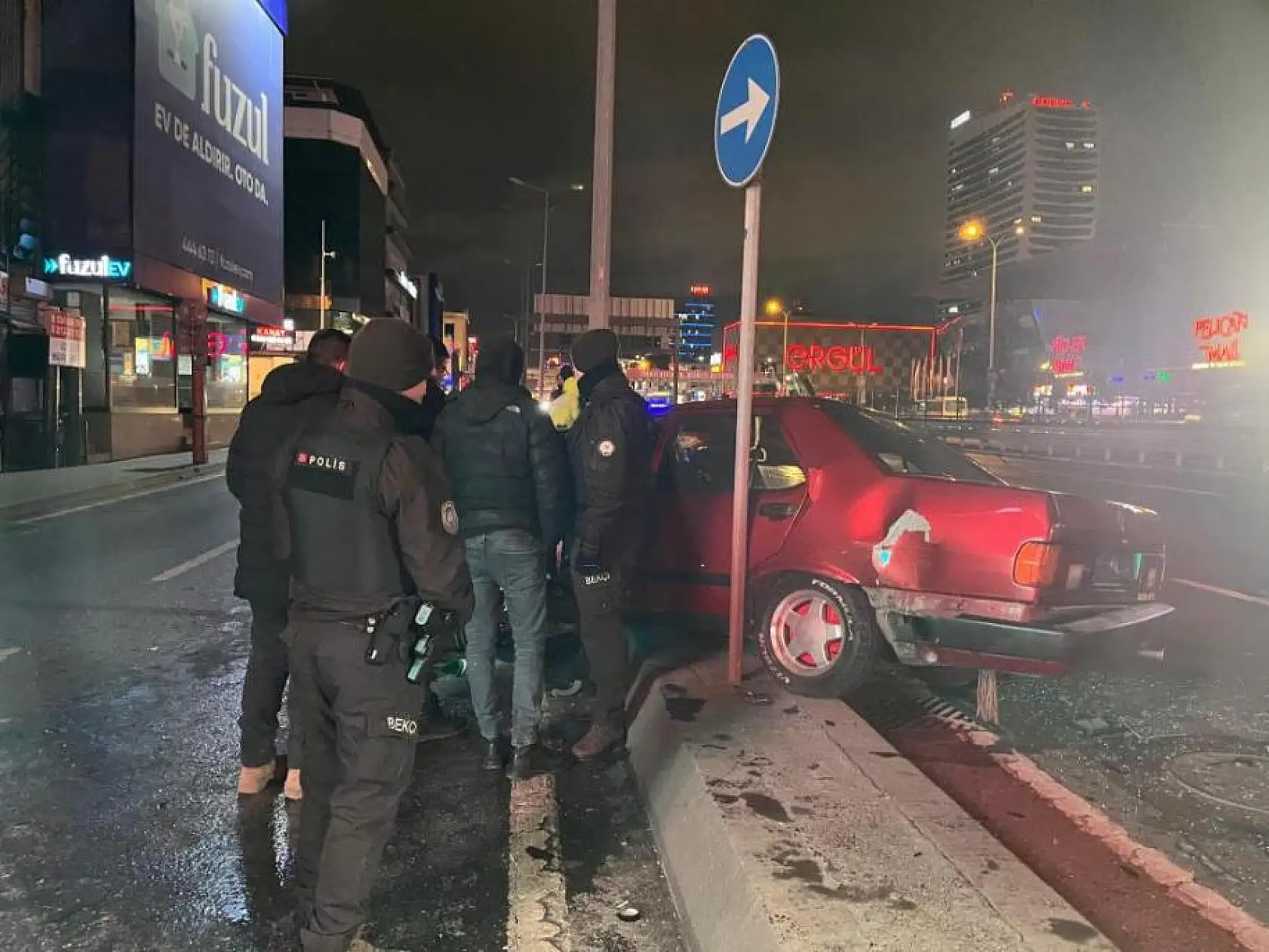 Trafik kazasında otomobil hurda yığınına döndü, 2 yaralı